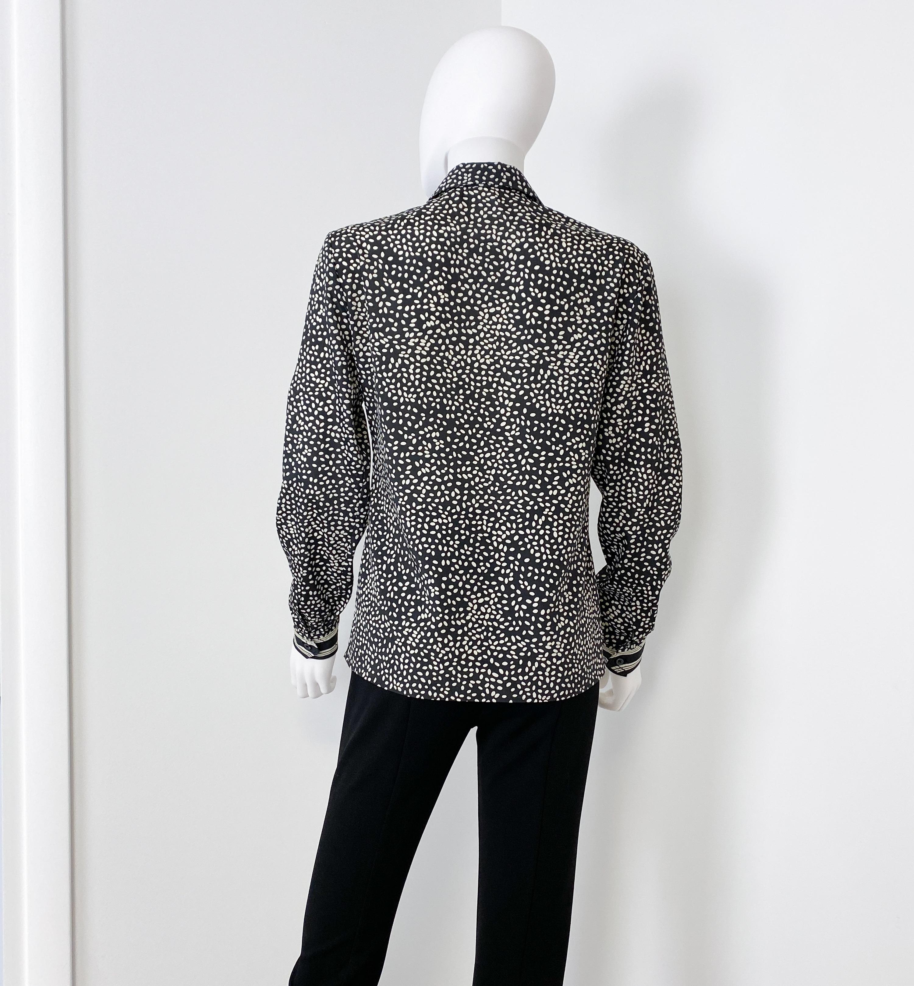 1970er Jahre Seidige Viskose Bluse Top Schwarz und Weiß mit Druck Dekor Größe 10 im Angebot 7