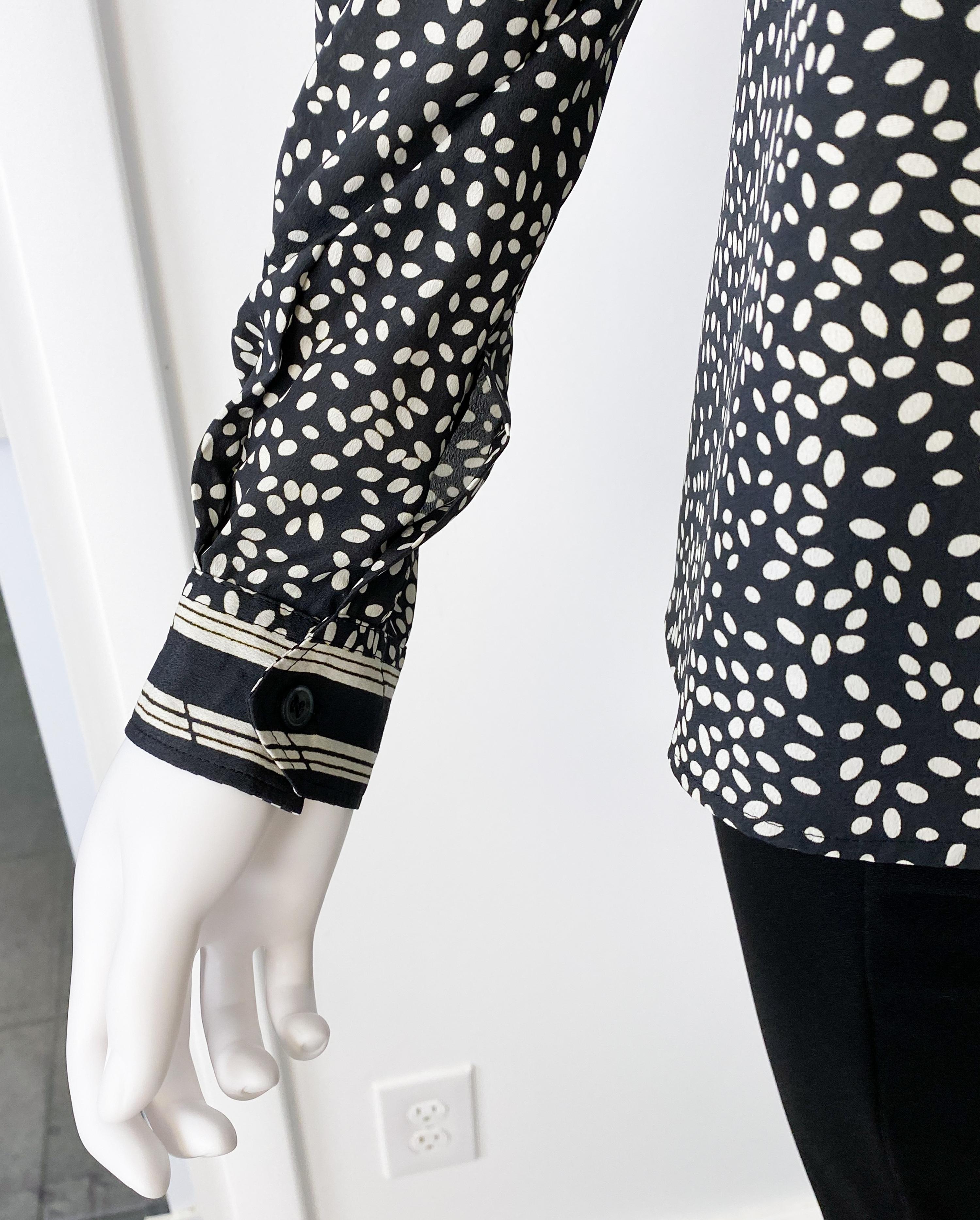 1970er Jahre Seidige Viskose Bluse Top Schwarz und Weiß mit Druck Dekor Größe 10 im Angebot 8