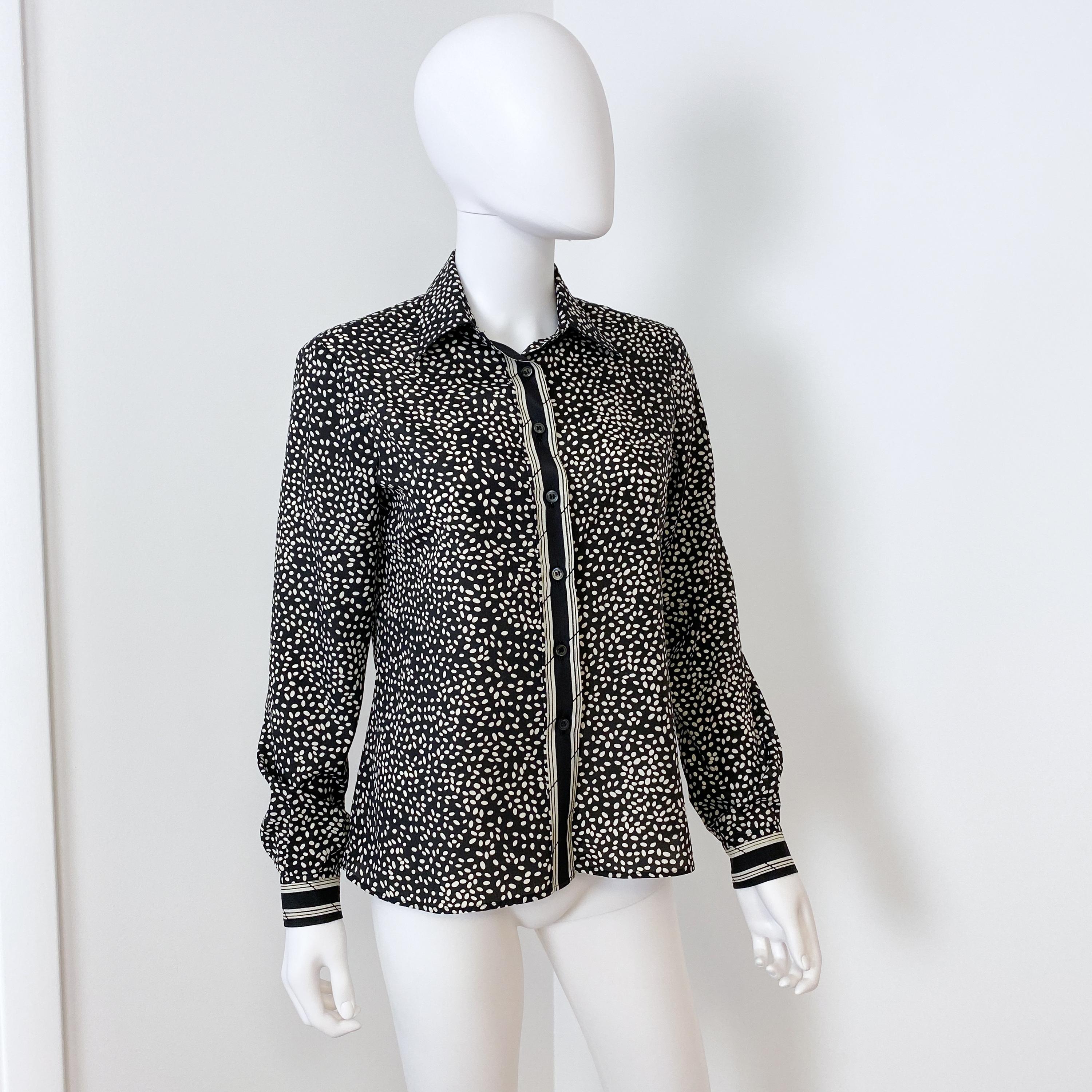 1970er Jahre Seidige Viskose Bluse Top Schwarz und Weiß mit Druck Dekor Größe 10 im Zustand „Hervorragend“ im Angebot in Atlanta, GA