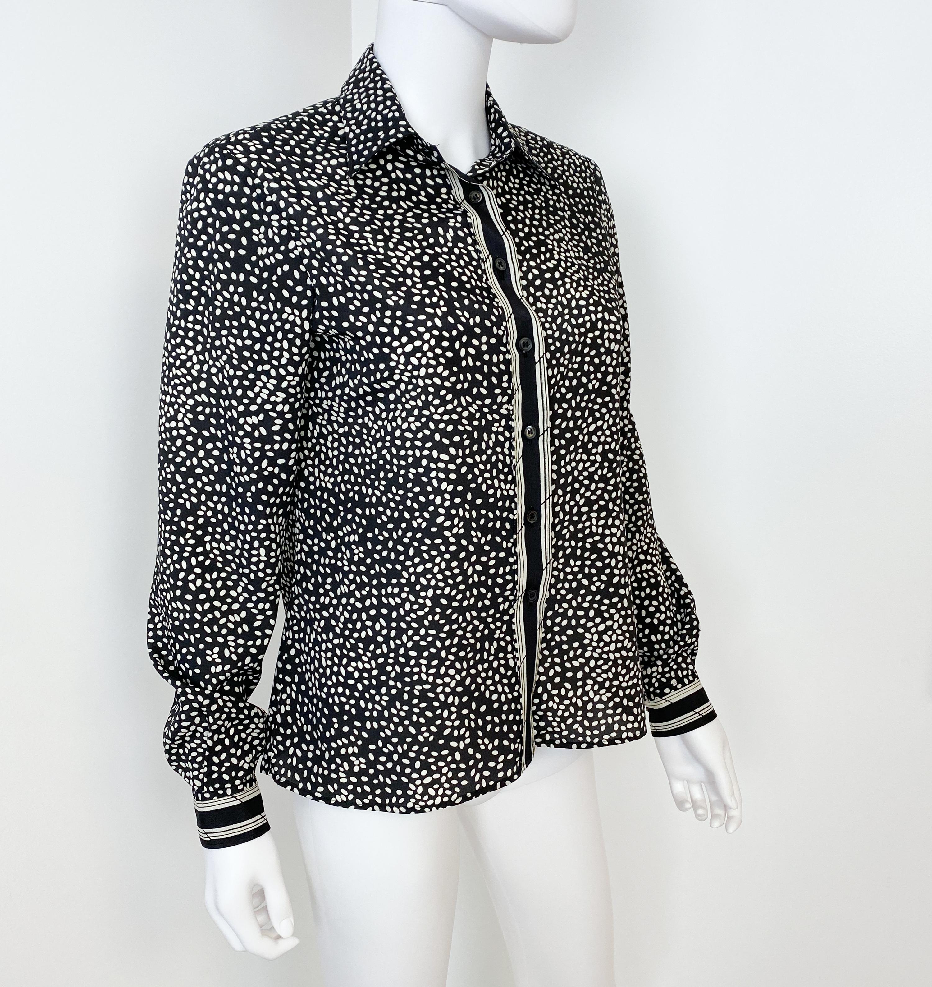 1970er Jahre Seidige Viskose Bluse Top Schwarz und Weiß mit Druck Dekor Größe 10 Damen im Angebot