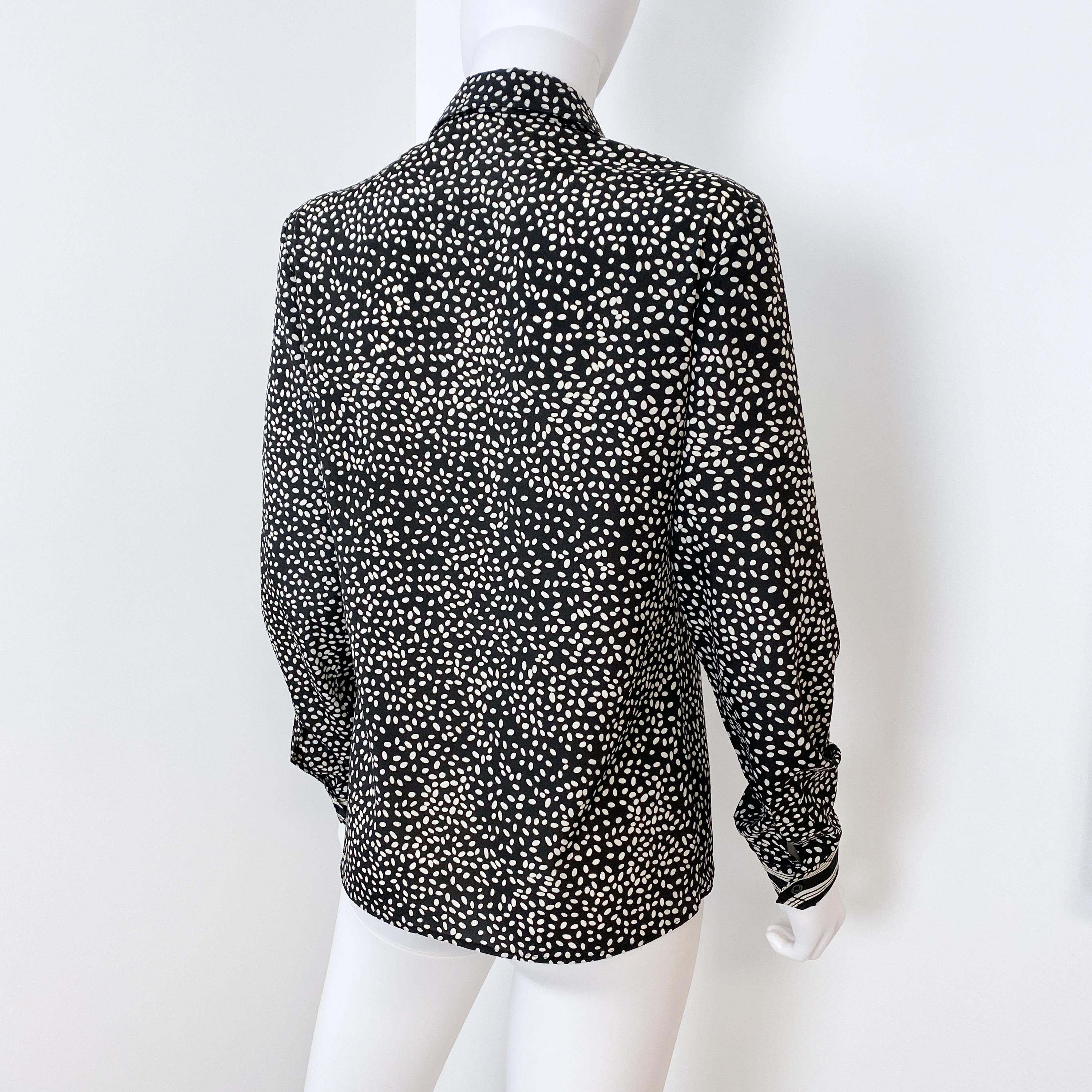 1970er Jahre Seidige Viskose Bluse Top Schwarz und Weiß mit Druck Dekor Größe 10 im Angebot 1