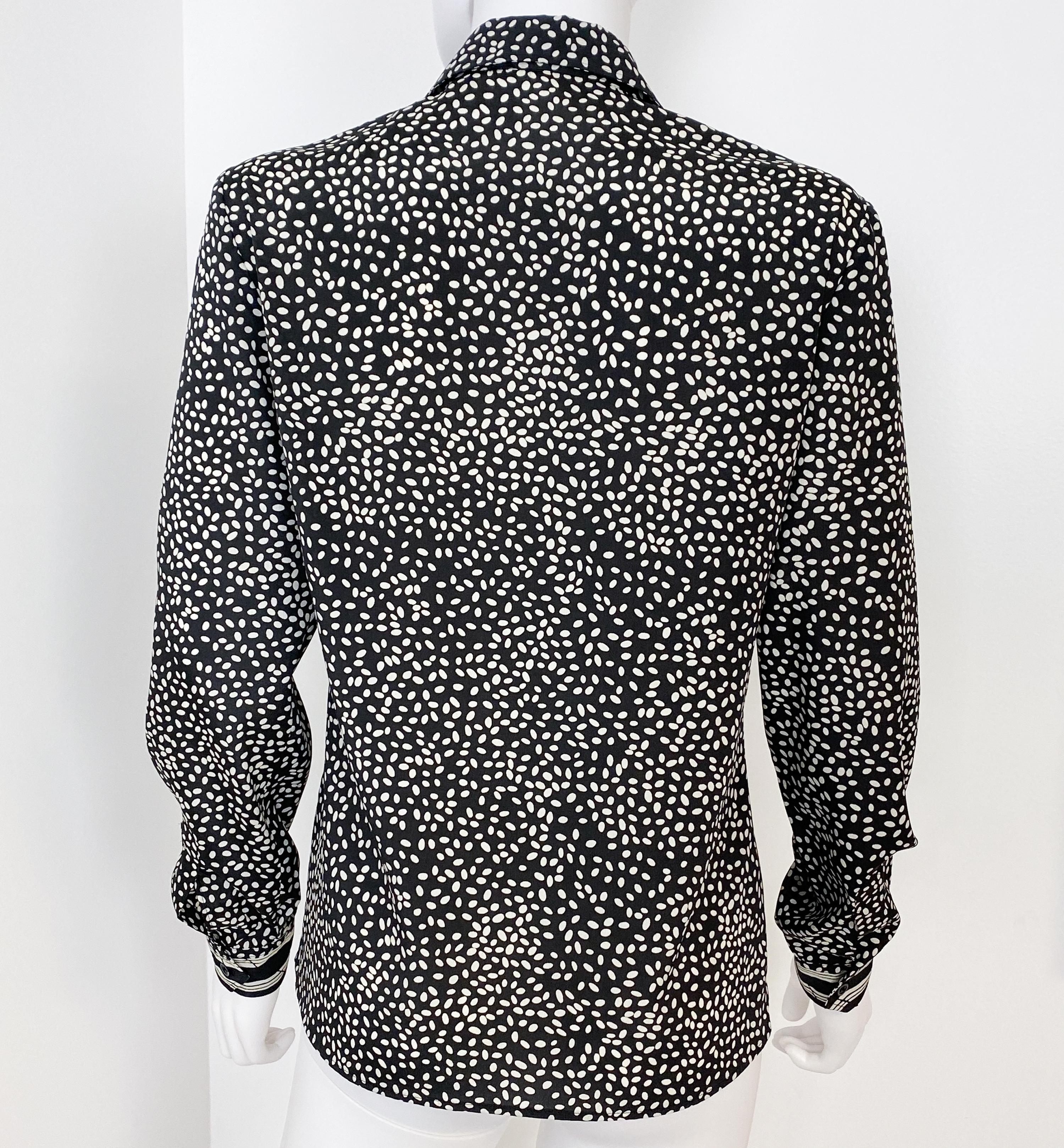 1970er Jahre Seidige Viskose Bluse Top Schwarz und Weiß mit Druck Dekor Größe 10 im Angebot 2