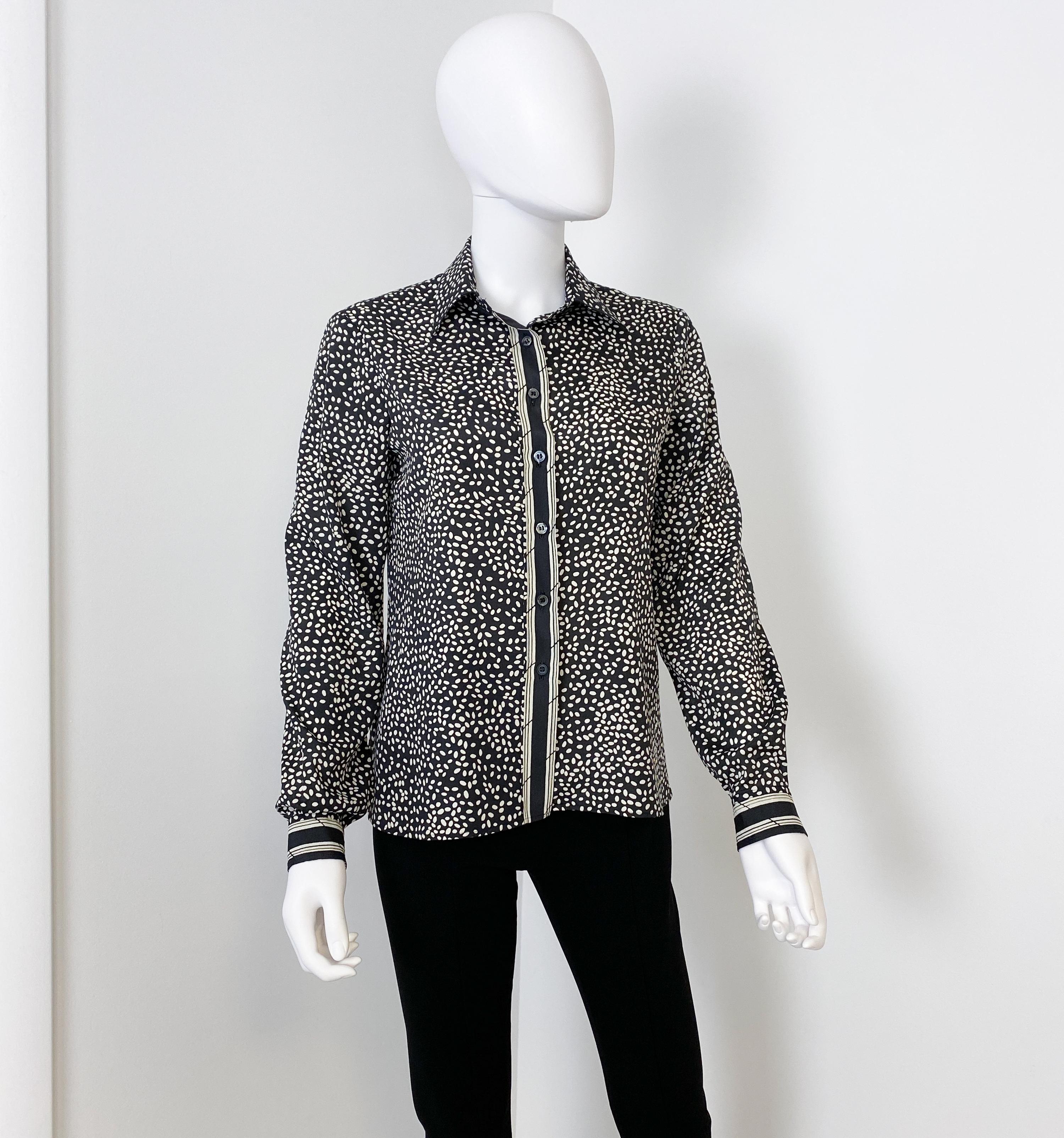 1970er Jahre Seidige Viskose Bluse Top Schwarz und Weiß mit Druck Dekor Größe 10 im Angebot 3