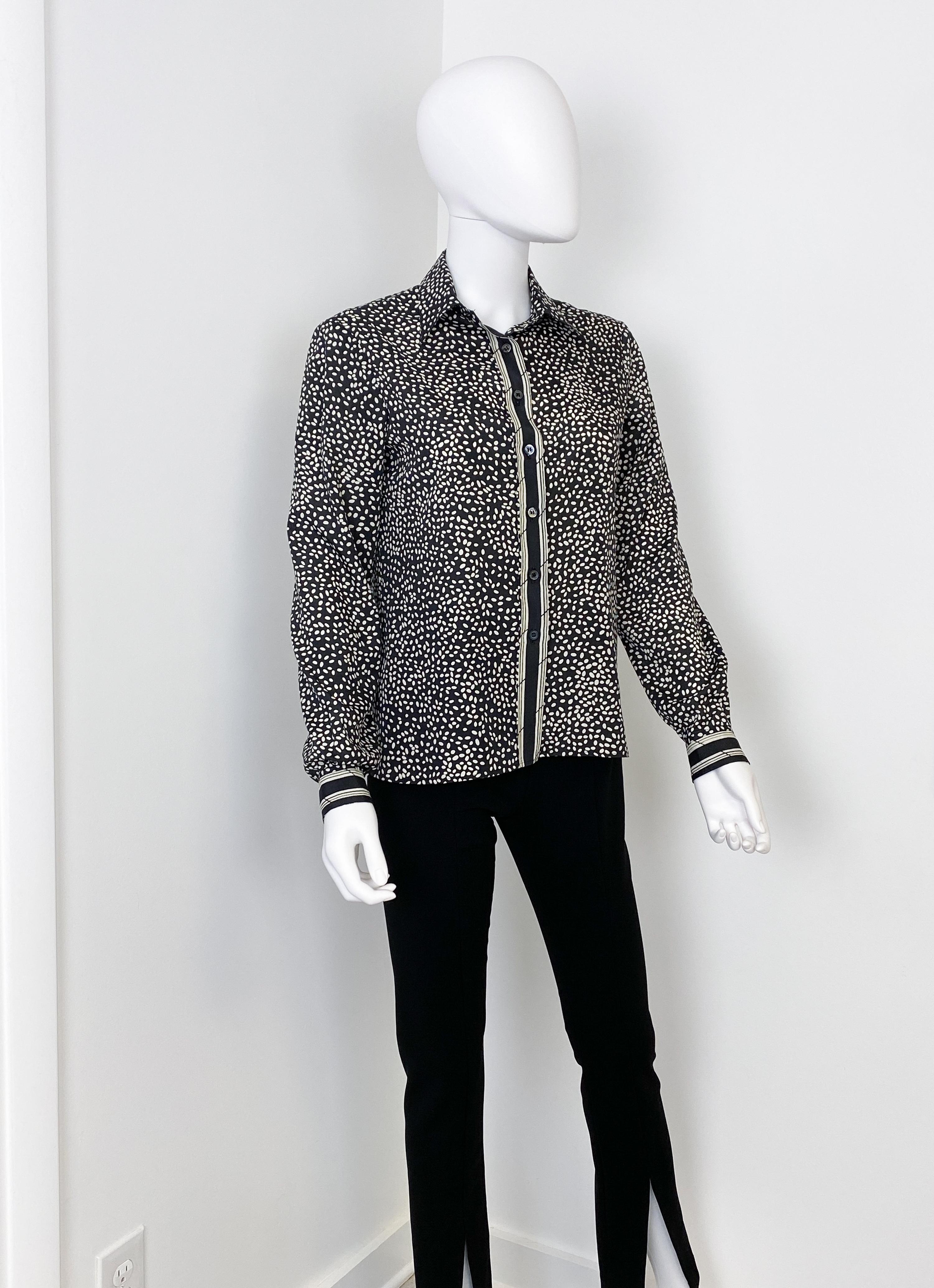 1970er Jahre Seidige Viskose Bluse Top Schwarz und Weiß mit Druck Dekor Größe 10 im Angebot 4