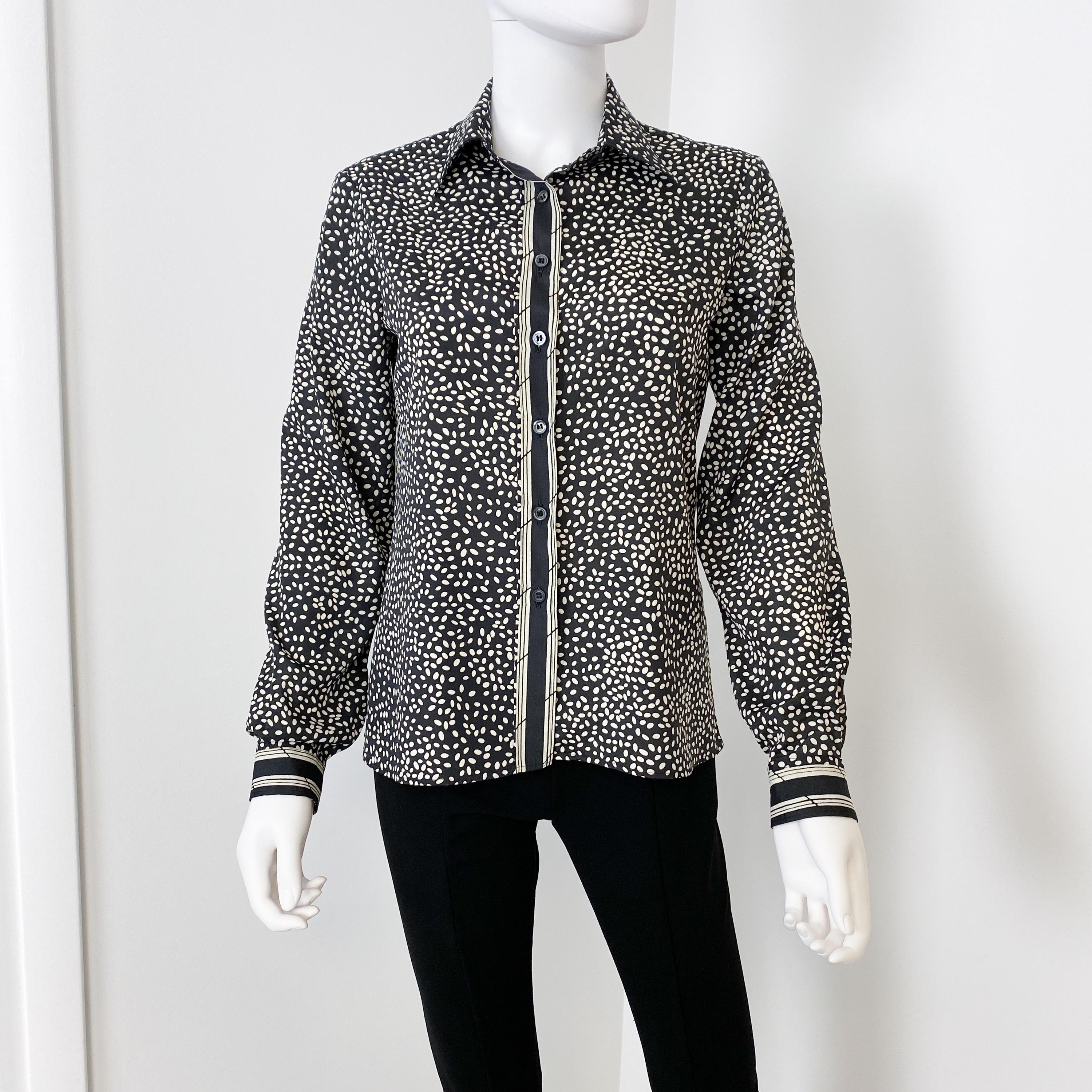 1970er Jahre Seidige Viskose Bluse Top Schwarz und Weiß mit Druck Dekor Größe 10 im Angebot 5