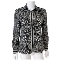 Blusa de viscosa sedosa de los años 70 en blanco y negro con estampado decorativo Talla 10