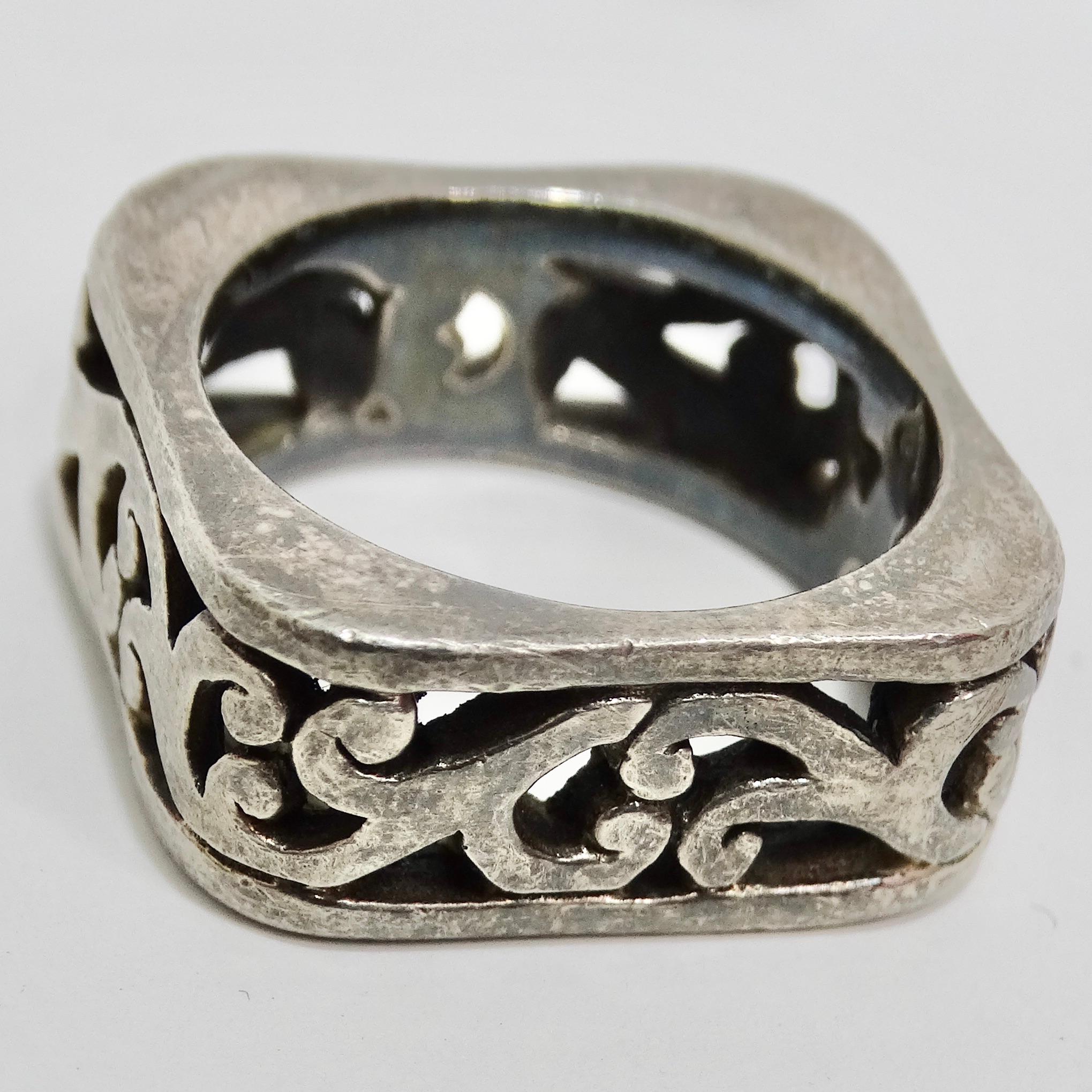 Der gravierte Silberring aus den 1970er Jahren - ein zeitloses Schmuckstück mit einem Hauch von Vintage-Allüren! Dieser Ring aus reinem Silber ist mit einer aufwendigen Barockgravur versehen, die ihn zu einem unverwechselbaren Schmuckstück macht,