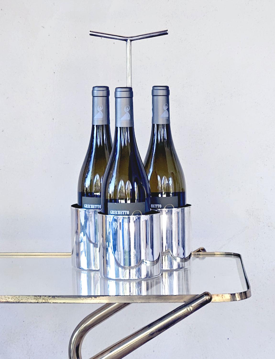 A 1960s stamped silver Lino Sabattini for Cristofle Triple Wine Bottle Holder. The holder carries three bottles and has an elegant handle. Sabattini was the renowned Italian silver artist in the 1960s famous for his 'exquisite simplicity'. The base