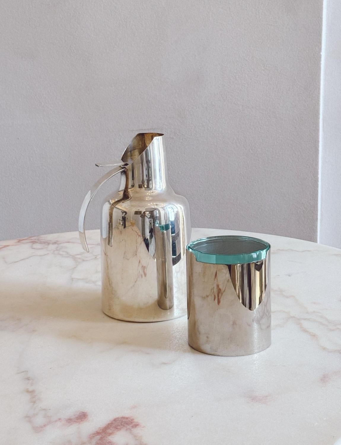 Precioso termo de café Sabattini chapado en plata con tapa. En buen estado de funcionamiento y con el sello Sabattini en la base. El termo viene con un tarro con tapa de cristal grueso perfecto para guardar las bolsitas de té del desayuno o el