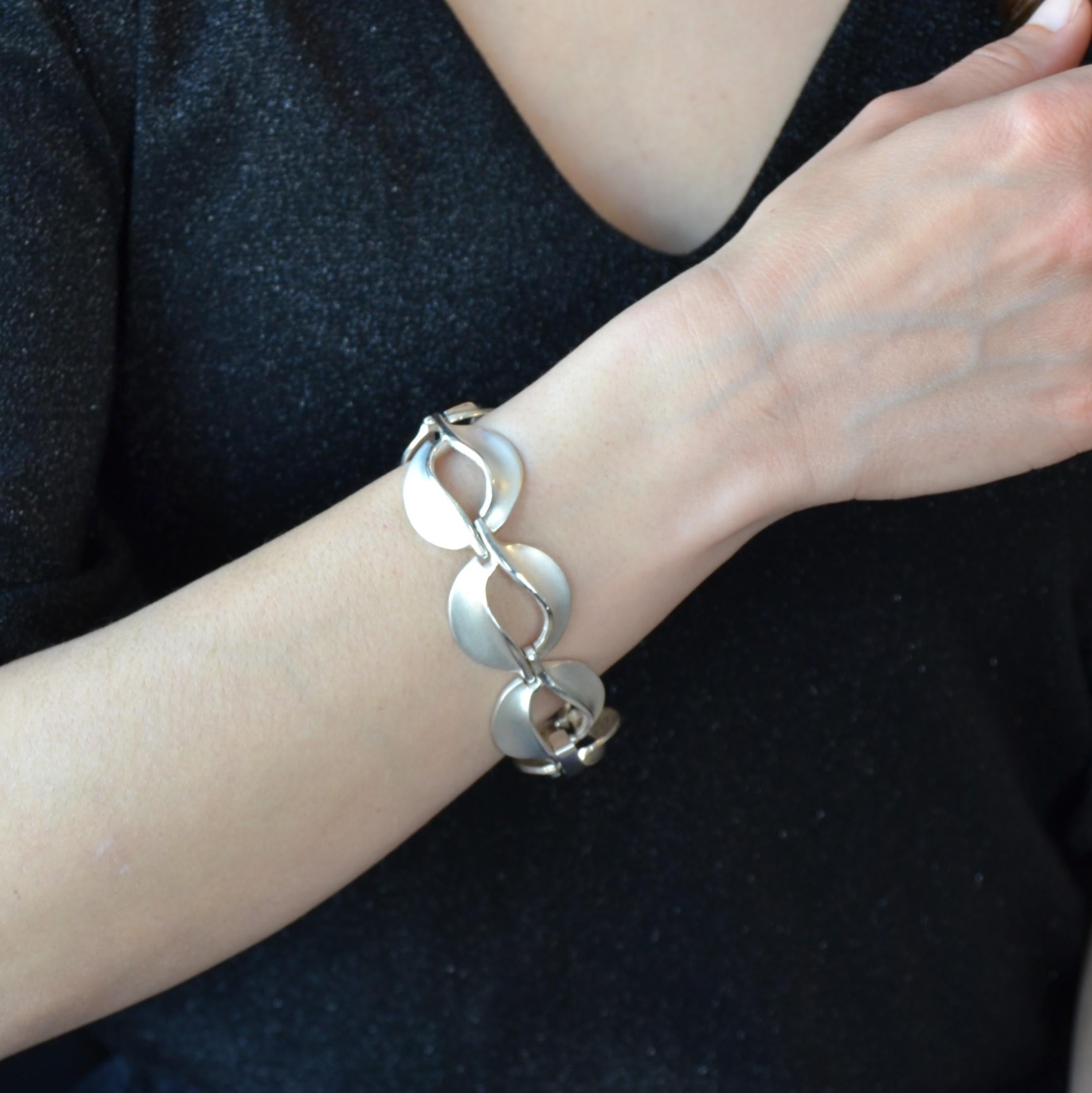 Bracelet in silver.
Magnificent retro bracelet, it is formed of 7 patterns of round shape openwork and articulated between them. The silver is matte on top. The clasp is ratchet.
Length : 19.5 cm approximately, width : 25.5 mm approximately,