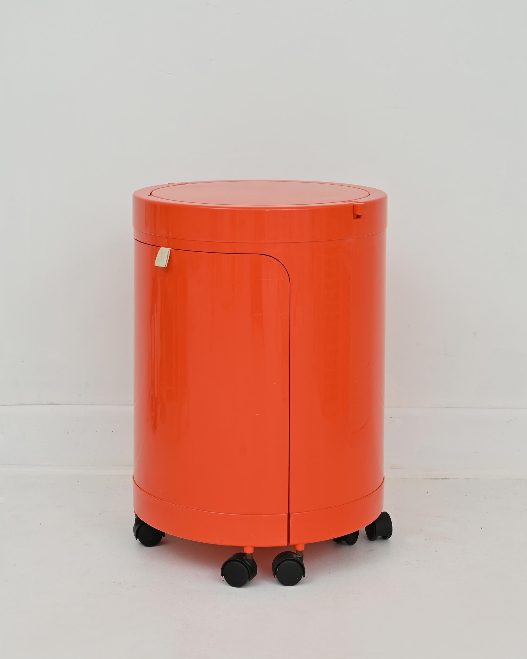 1970s rare atomic orange “Silvi” vanity mounted on wheels with pull-out chair and adjustable mirror. Plastic produced by the firm Studio Kastilia and constructed by Fanini Fain S.P.A. of Ascoli Piceno. Made in Italy. The chair fits perfectly inside