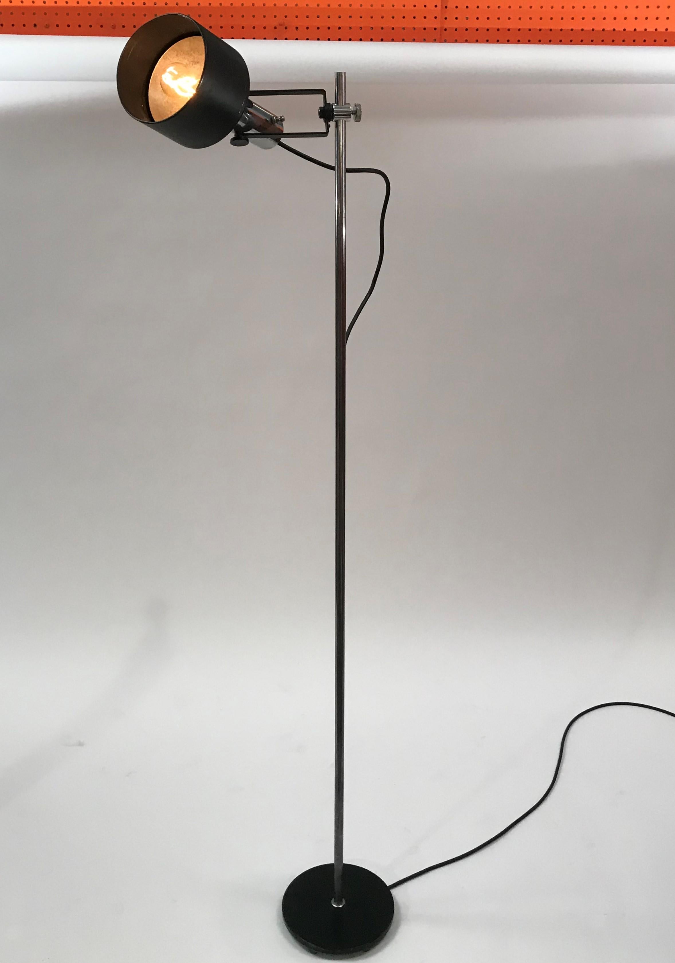 1970's Single Lantern Adjustable Lightolier Floor Lamp in Black and Chrome For Sale 3