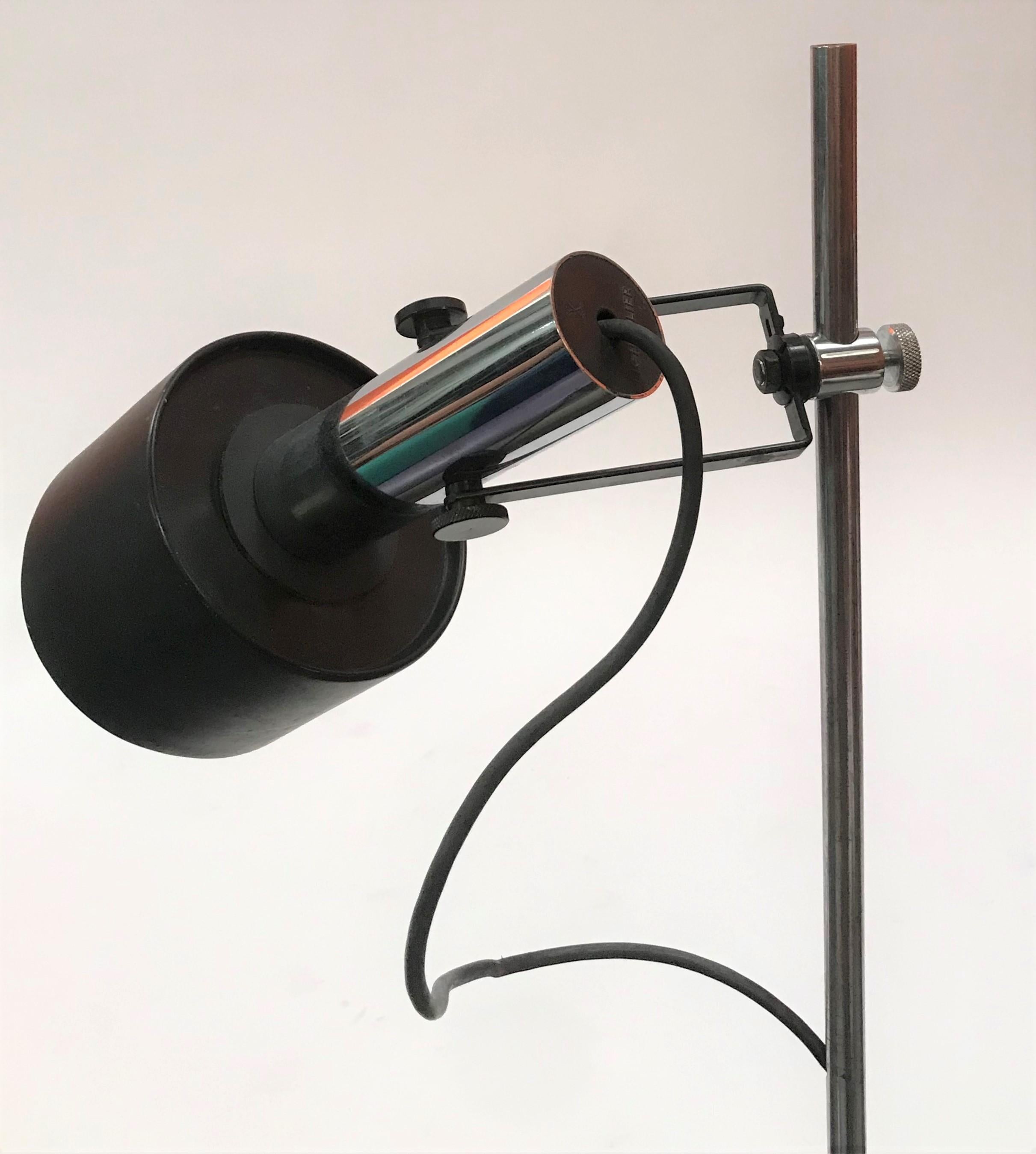 1970's Single Lantern Adjustable Lightolier Floor Lamp in Black and Chrome In Good Condition For Sale In Fort mill, SC