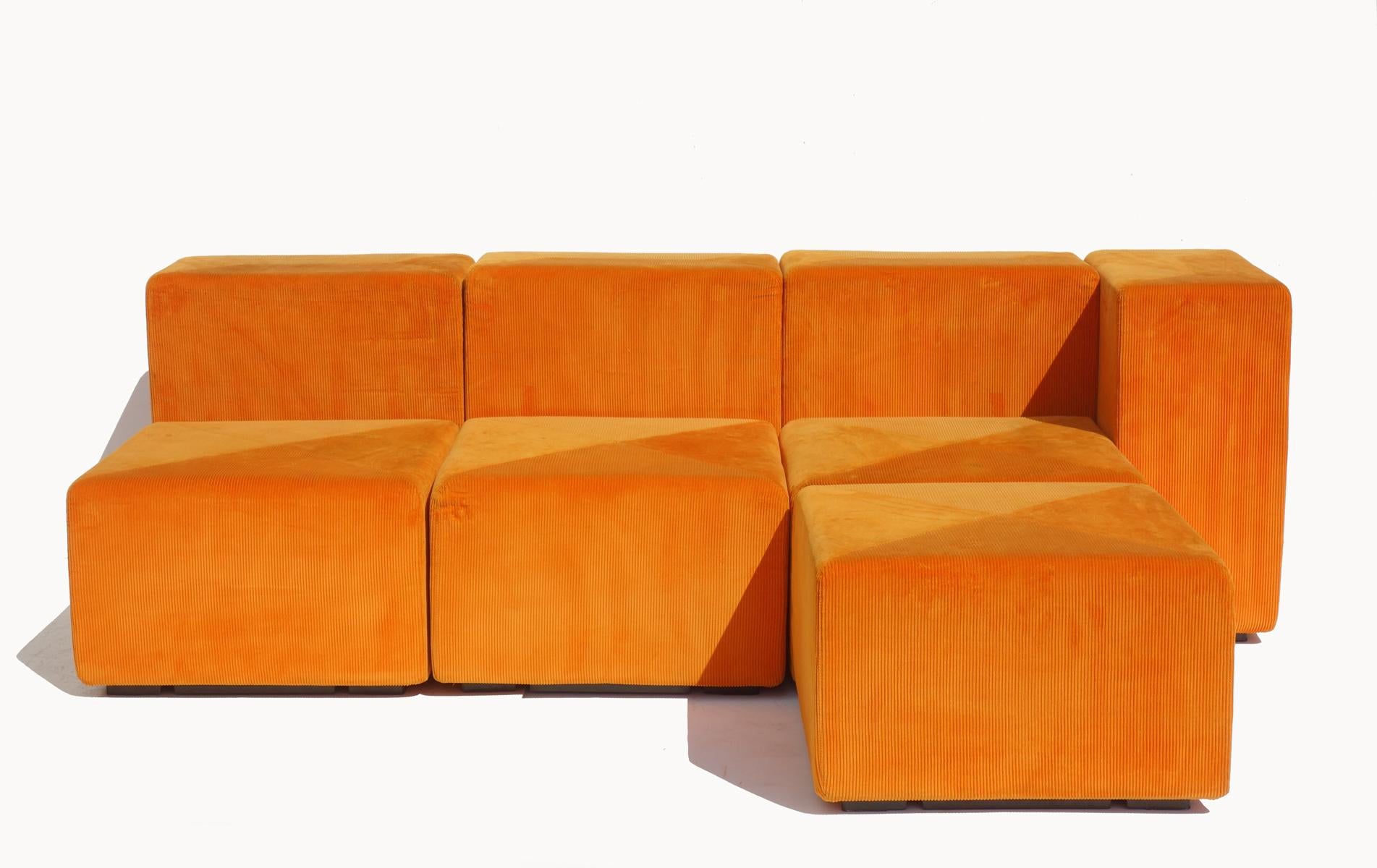 1970s Sistema 61 Giancarlo Piretti Castelli Italian Design Orange Modular Sofa In Good Condition For Sale In Brescia, IT