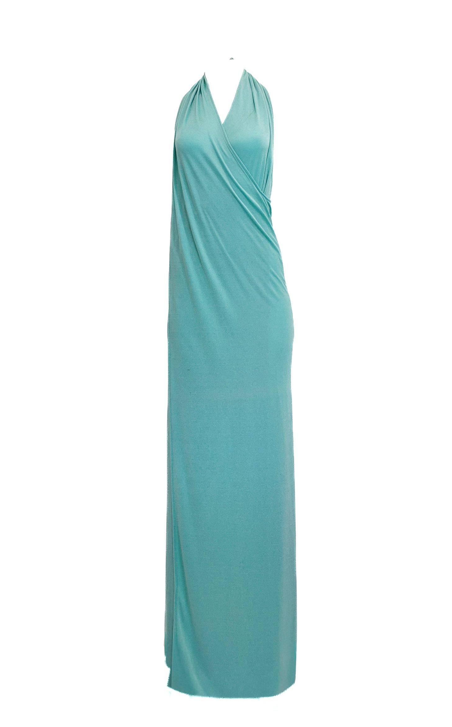 Eleganza per le vacanze con il vestito a portafoglio in jersey blu cielo anni '70 abbinato a un turbante coordinato con dettagli incrostati di strass. Il tessuto in jersey elasticizzato assicura il massimo comfort, mentre il design a portafoglio