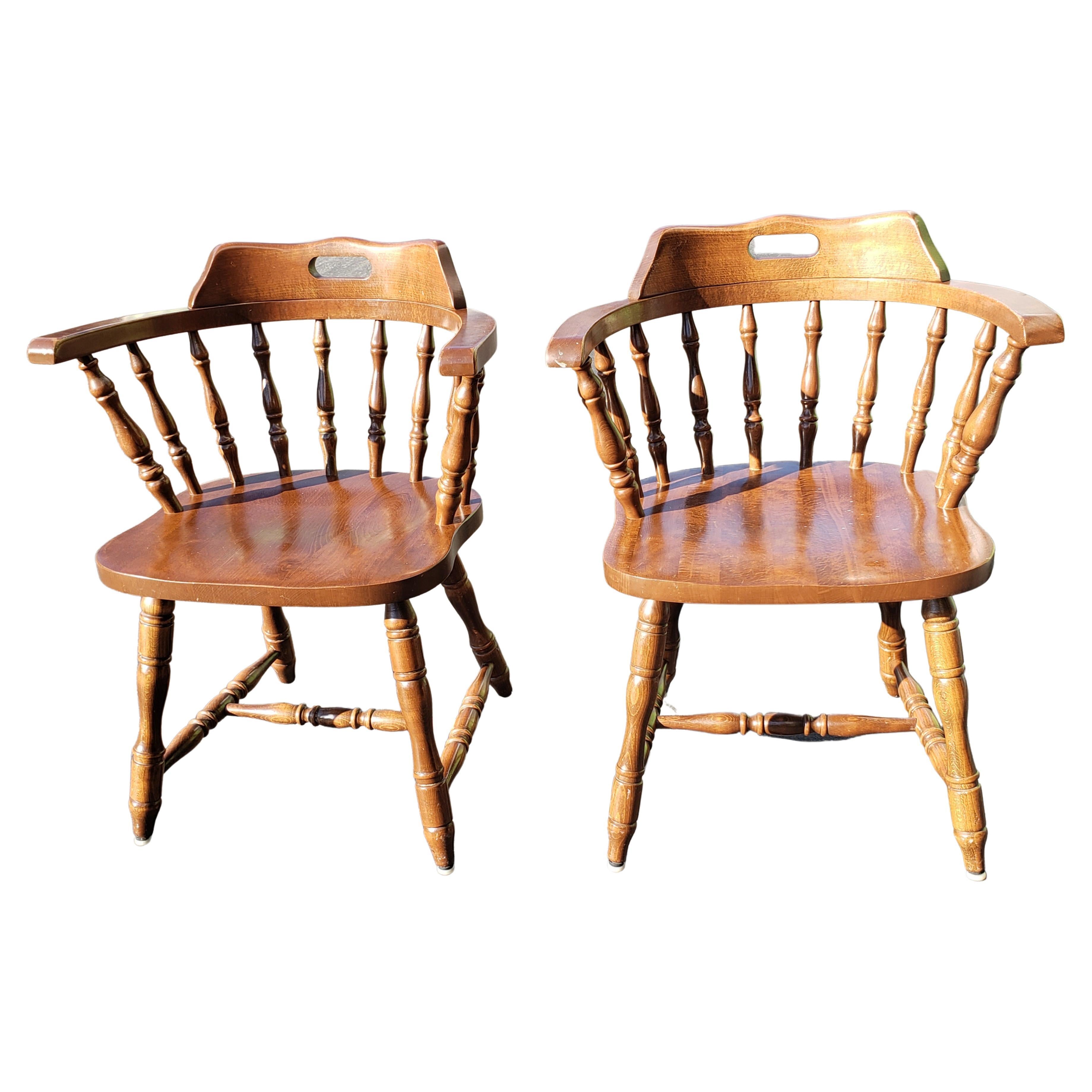 Ein schönes Paar slawischer Low-back Windsor Chairs aus massiver Kirsche aus den 1970er Jahren für die ehemalige Republik Jugoslawien, jetzt Mazedonien.
Sehr bequem und in gutem Vintage-Zustand. Einige Abnutzungserscheinungen entsprechend dem Alter