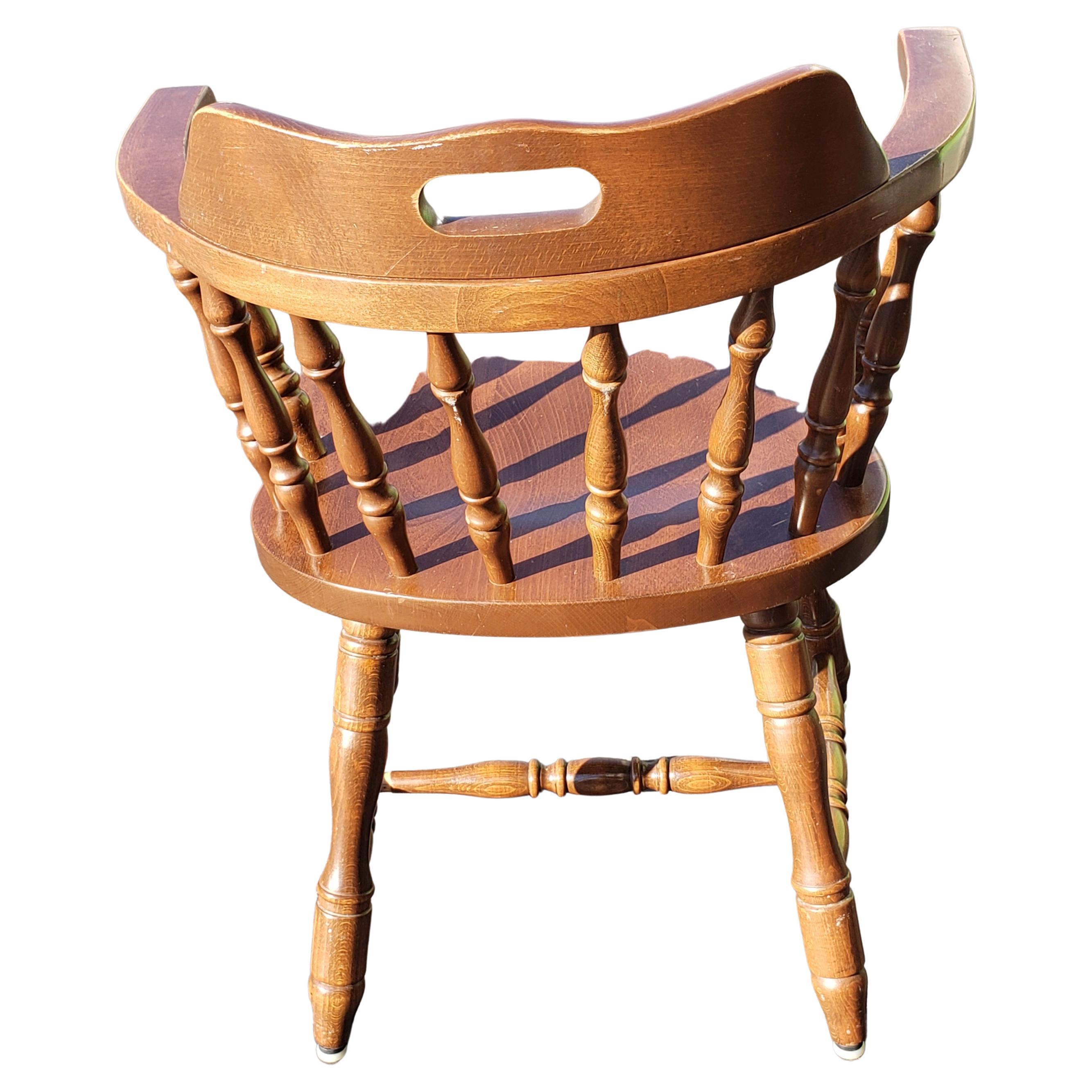 1970er Jahre Slawische Windsor-Stühle mit niedriger Rückenlehne aus massivem Kirschenholz, ein Paar (Holzarbeit) im Angebot