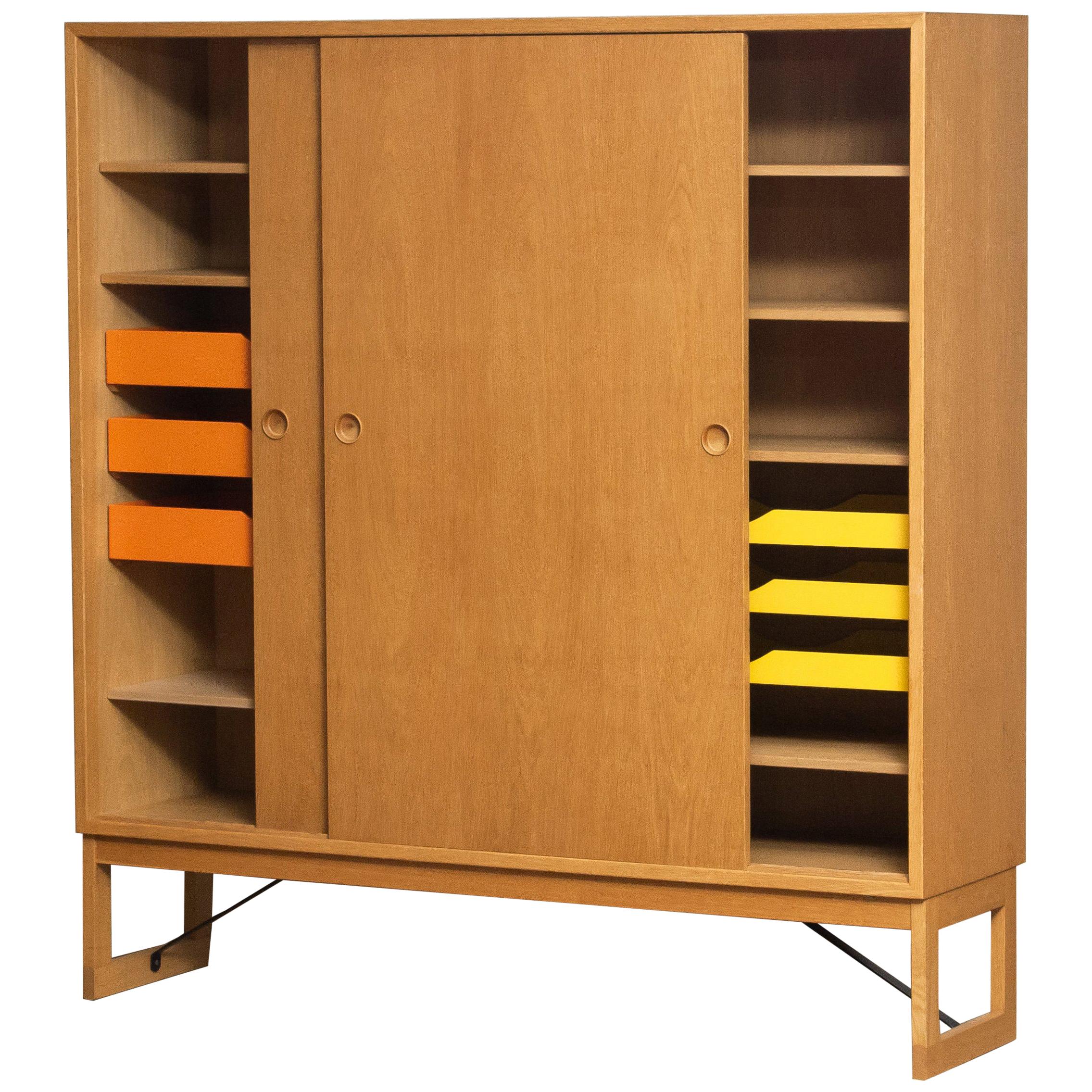 Beautiful and slim cabinet designed by Børge Mogensen for Karl Andersson & Söner, Sweden.
Consist two oak sliding doors seven oak shelf’s and six drawers. The drawers as well as the shelf’s are all adjustable.
The overall condition very good!