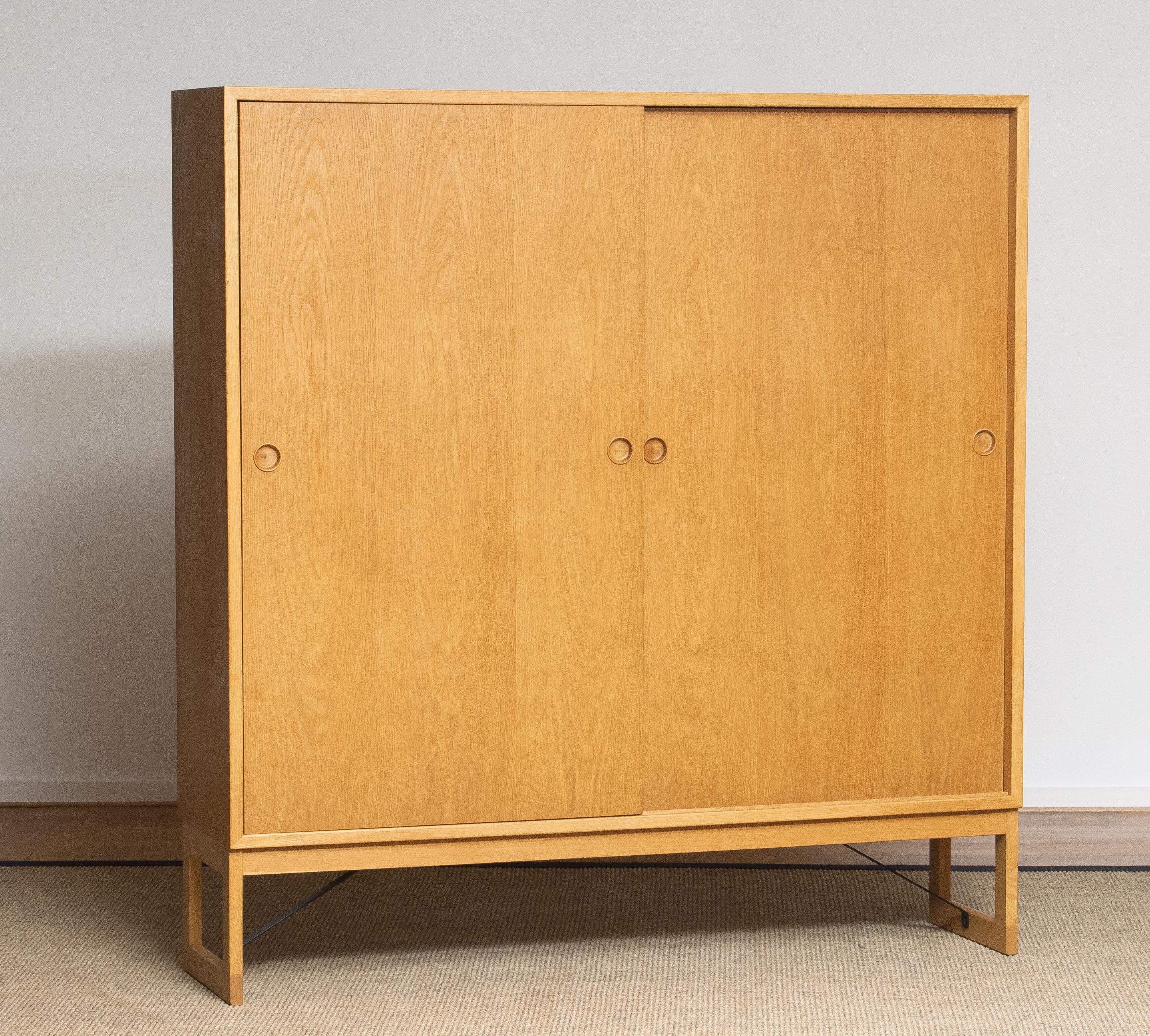Beautiful and slim cabinet designed by Børge Mogensen for Karl Andersson & Söner, Sweden.
Consist two oak sliding doors seven oak shelves and six drawers. The drawers as well as the shelf’s are all adjustable.
The overall condition very good!