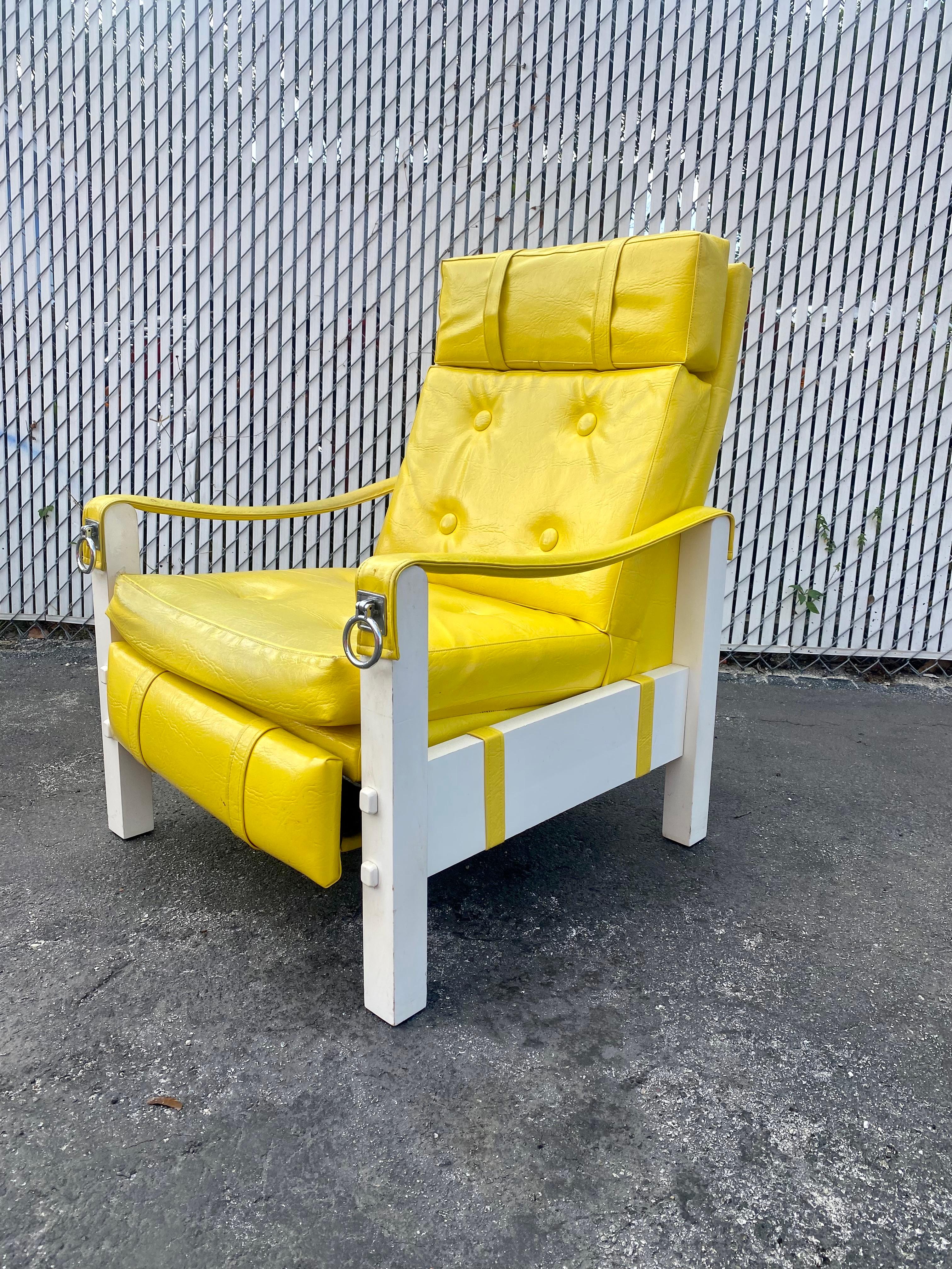 Nous vous proposons ici l'un des plus beaux fauteuils inclinables que vous puissiez espérer trouver. Le design est remarquable partout. Cette magnifique chaise est une pièce d'apparat qui est également extrêmement confortable et pleine de