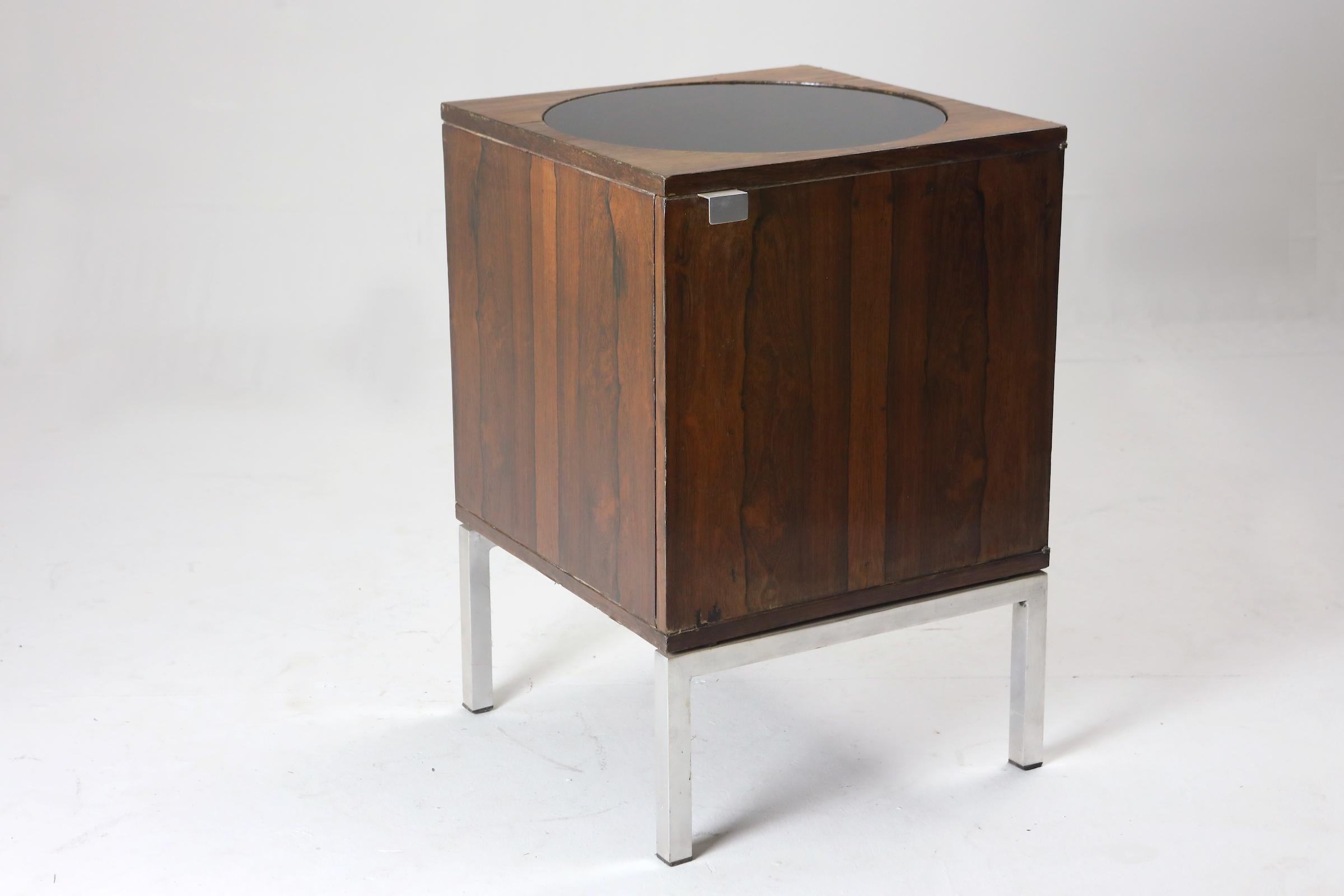 Brésilien Petit meuble de rangement moderne du milieu du siècle en bois par Forma Manufacture, Brésil 1970 en vente