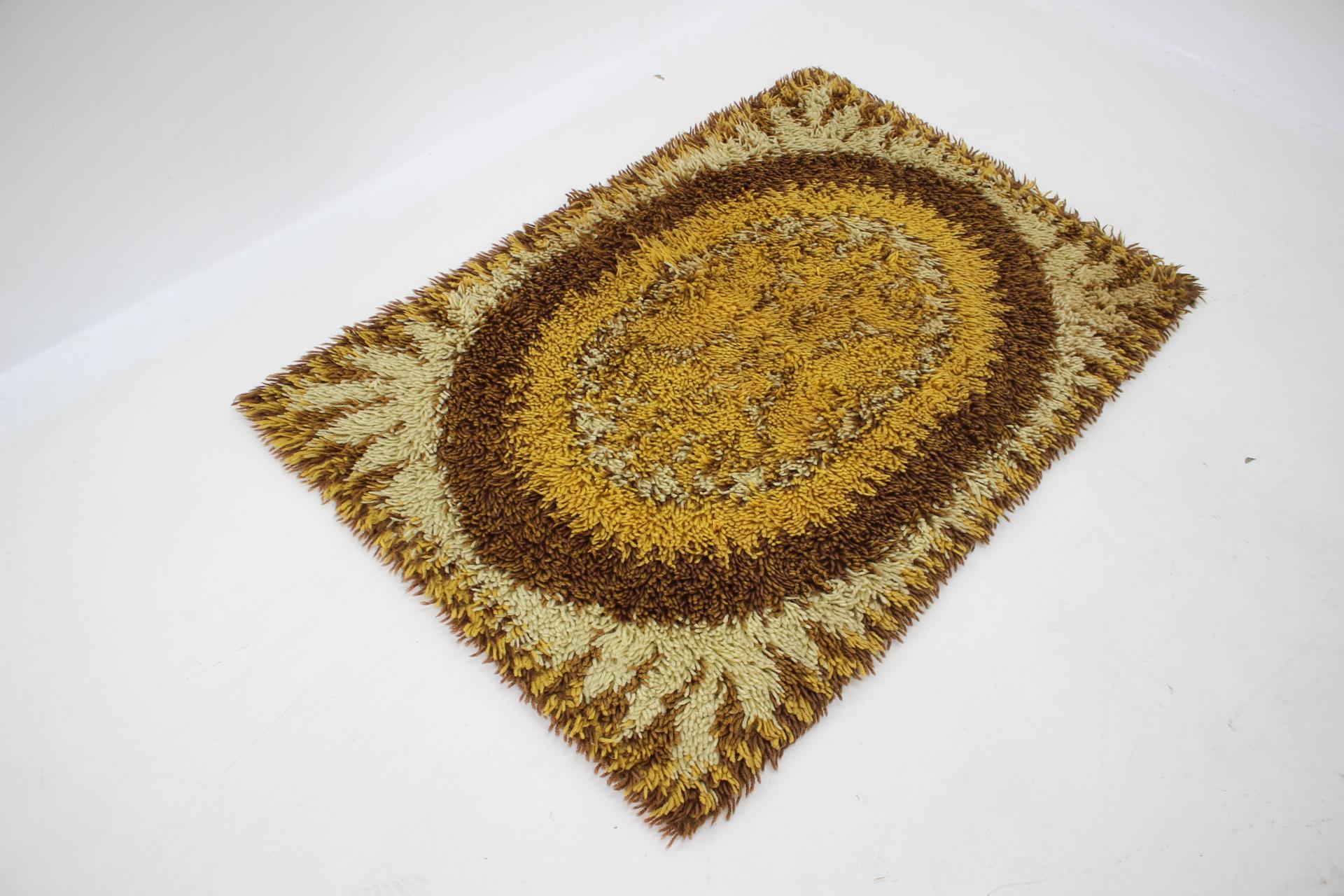 Mid-Century Modern 1970s Small Danish Abstract Wool Rug For Sale