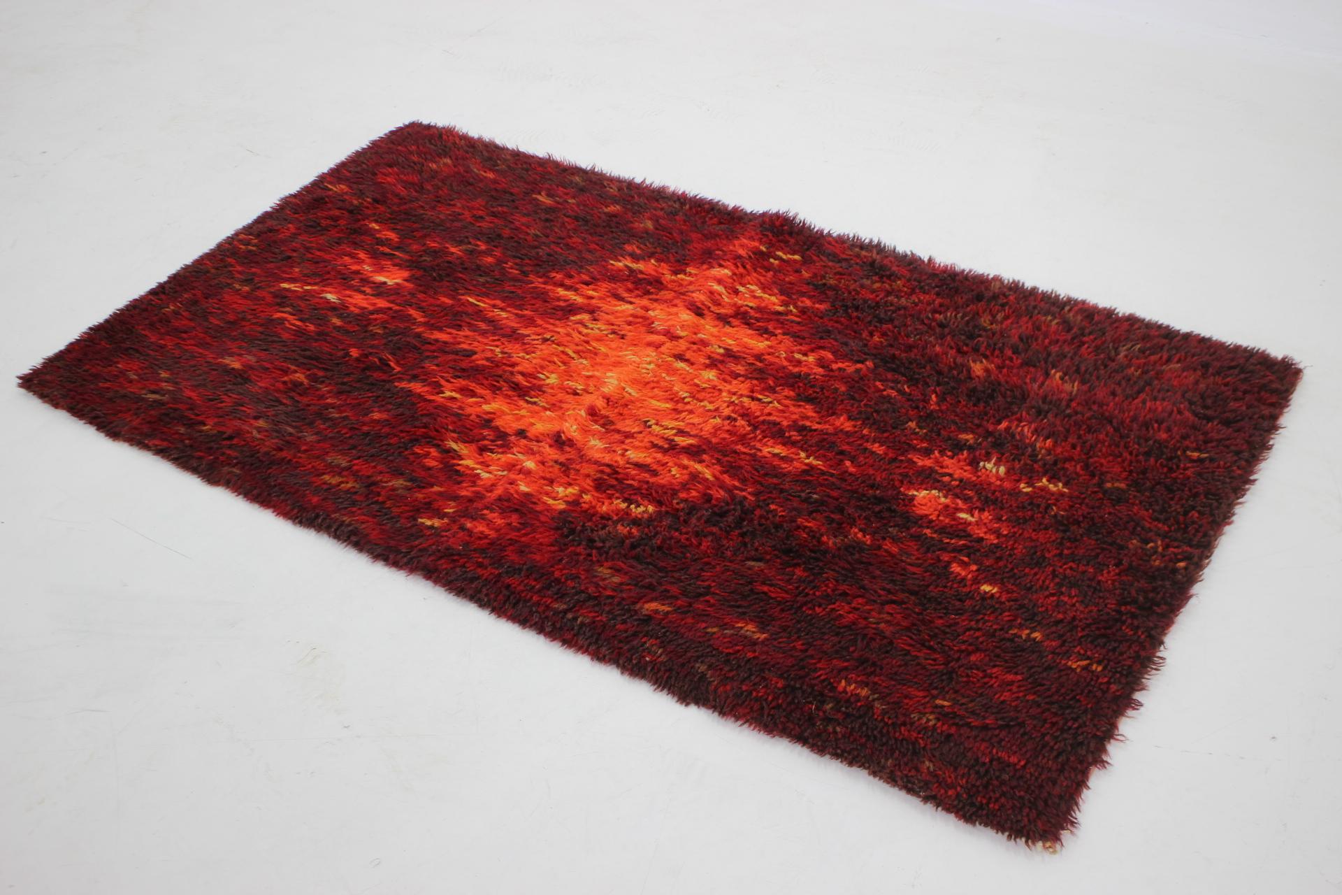 1970s Small Danish Wool Abstract Rug  In Good Condition For Sale In Praha, CZ