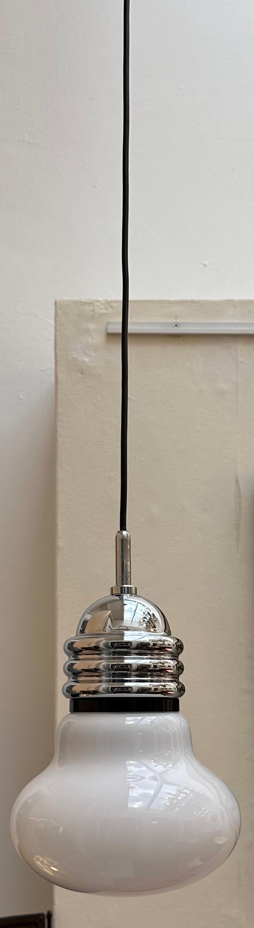 Petite suspension italienne en forme d'ampoule Arianna Piero Brombin pour Artemide des années 1970 en vente 6