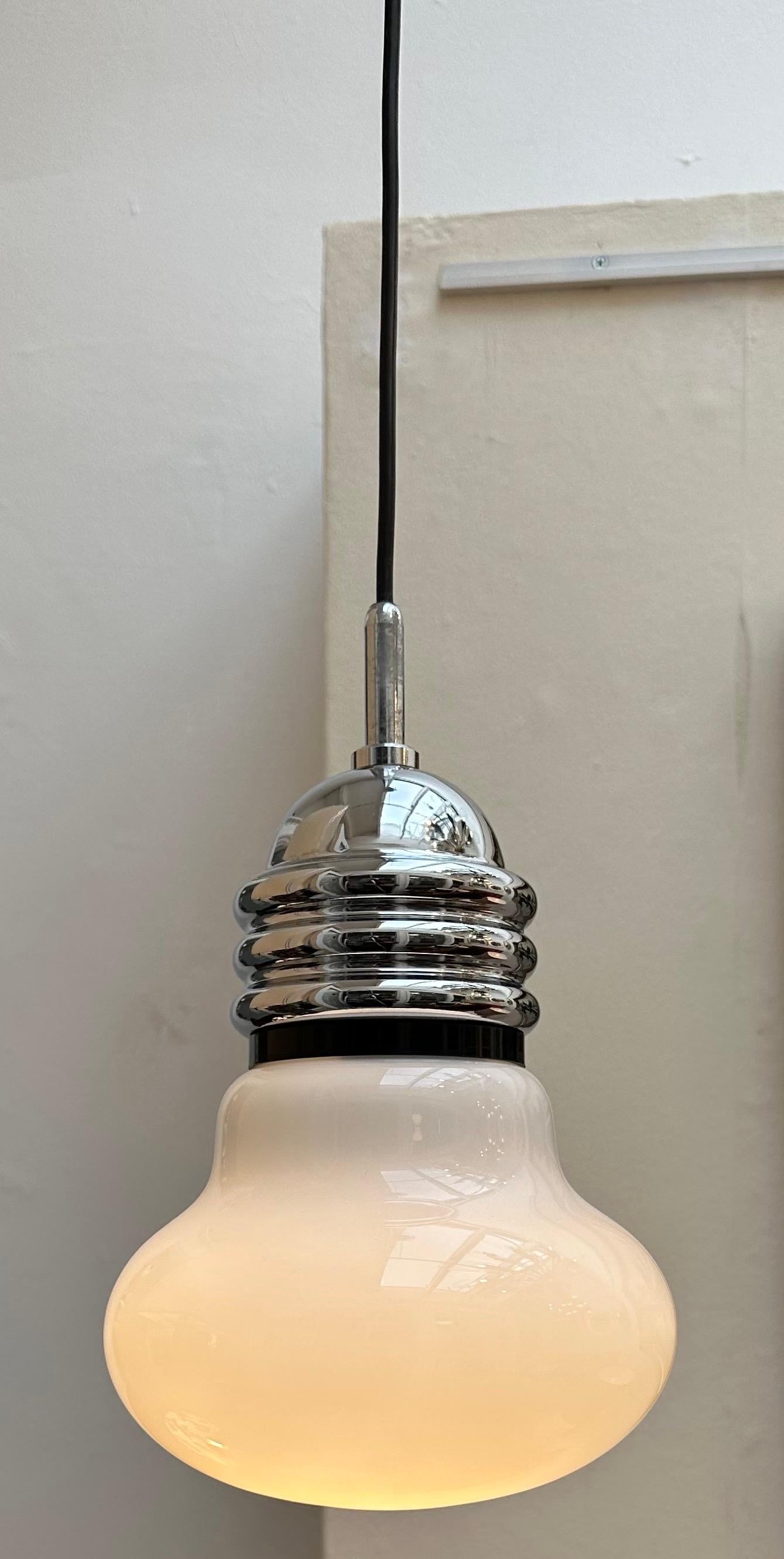 Ère spatiale Petite suspension italienne en forme d'ampoule Arianna Piero Brombin pour Artemide des années 1970 en vente