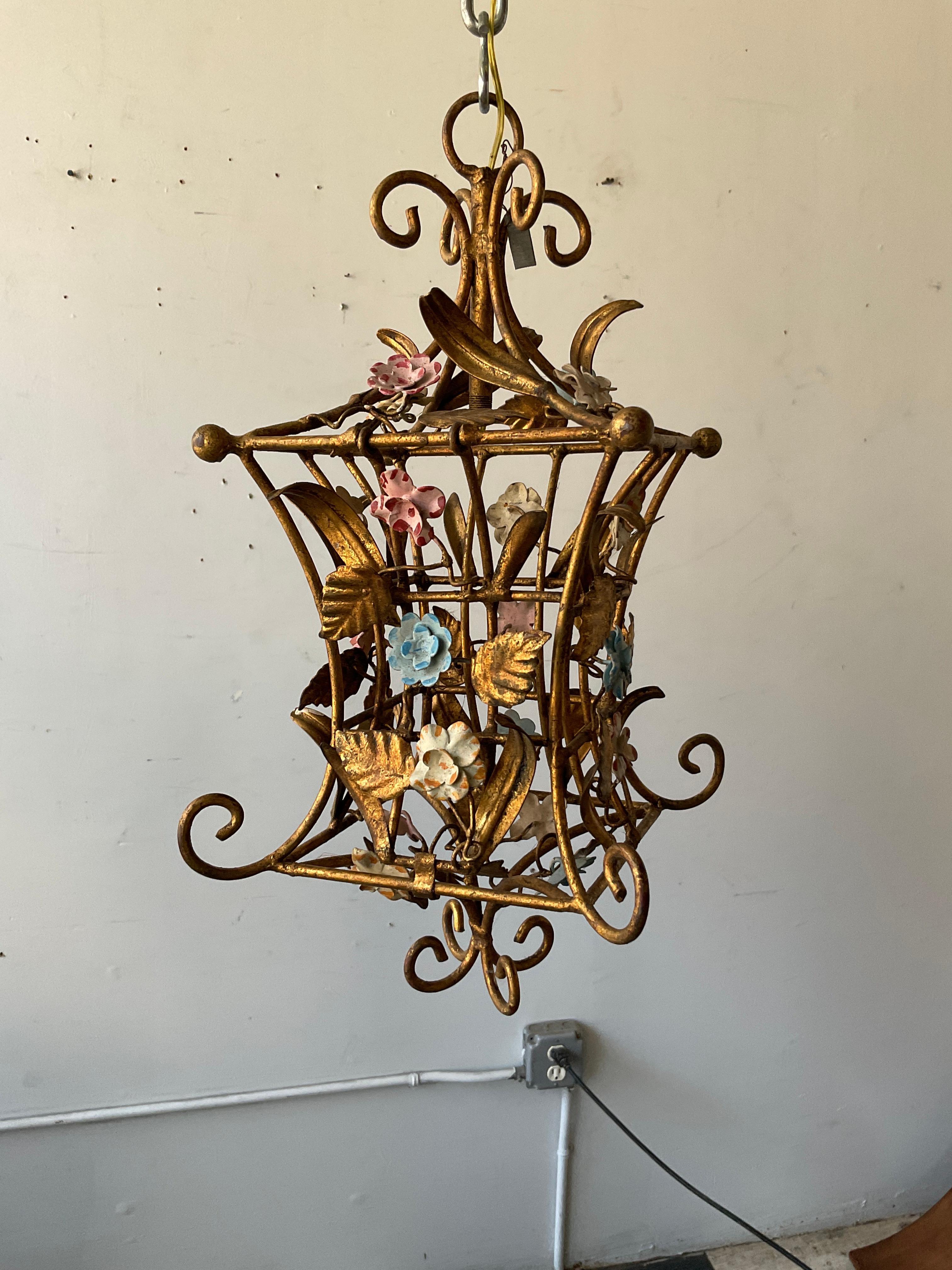 Kleine italienische Blumenlaterne aus vergoldetem Metall aus den 1970er Jahren.
Originalverkabelung, muss neu verkabelt werden.