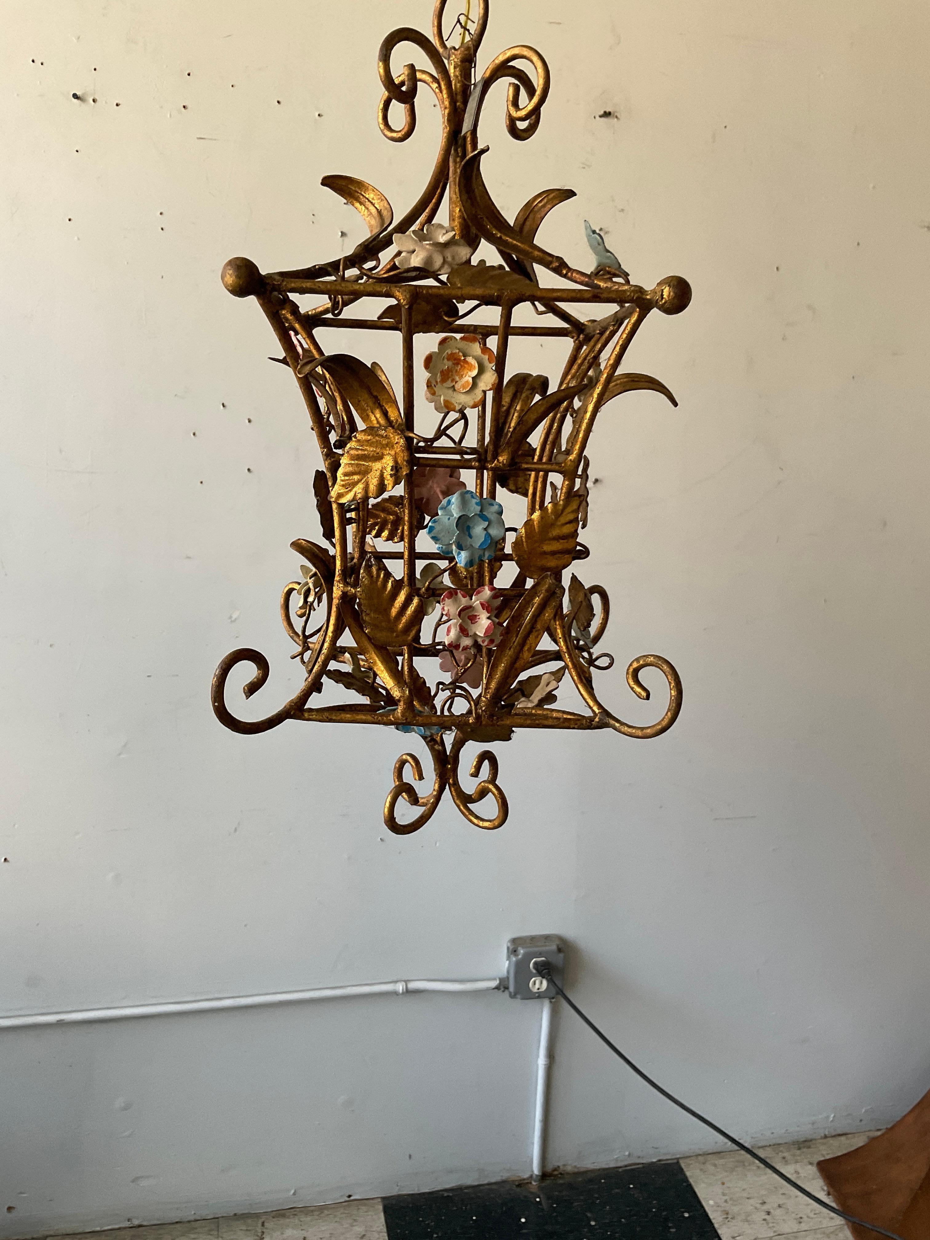 1970er Jahre Kleines italienisches Windlicht aus vergoldetem Metall und geblümtem Tüll im Zustand „Gut“ im Angebot in Tarrytown, NY