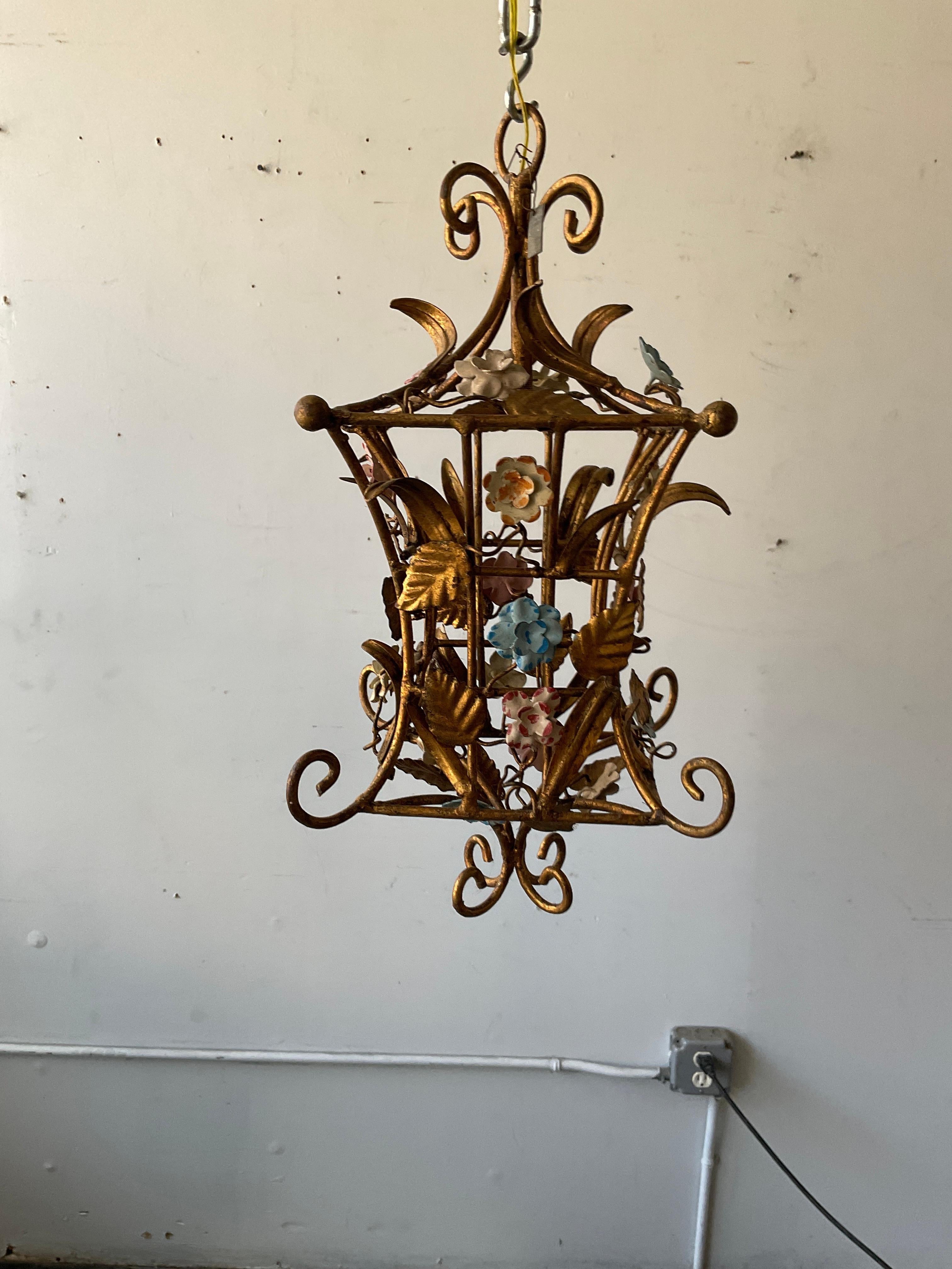 1970er Jahre Kleines italienisches Windlicht aus vergoldetem Metall und geblümtem Tüll (Ende des 20. Jahrhunderts) im Angebot