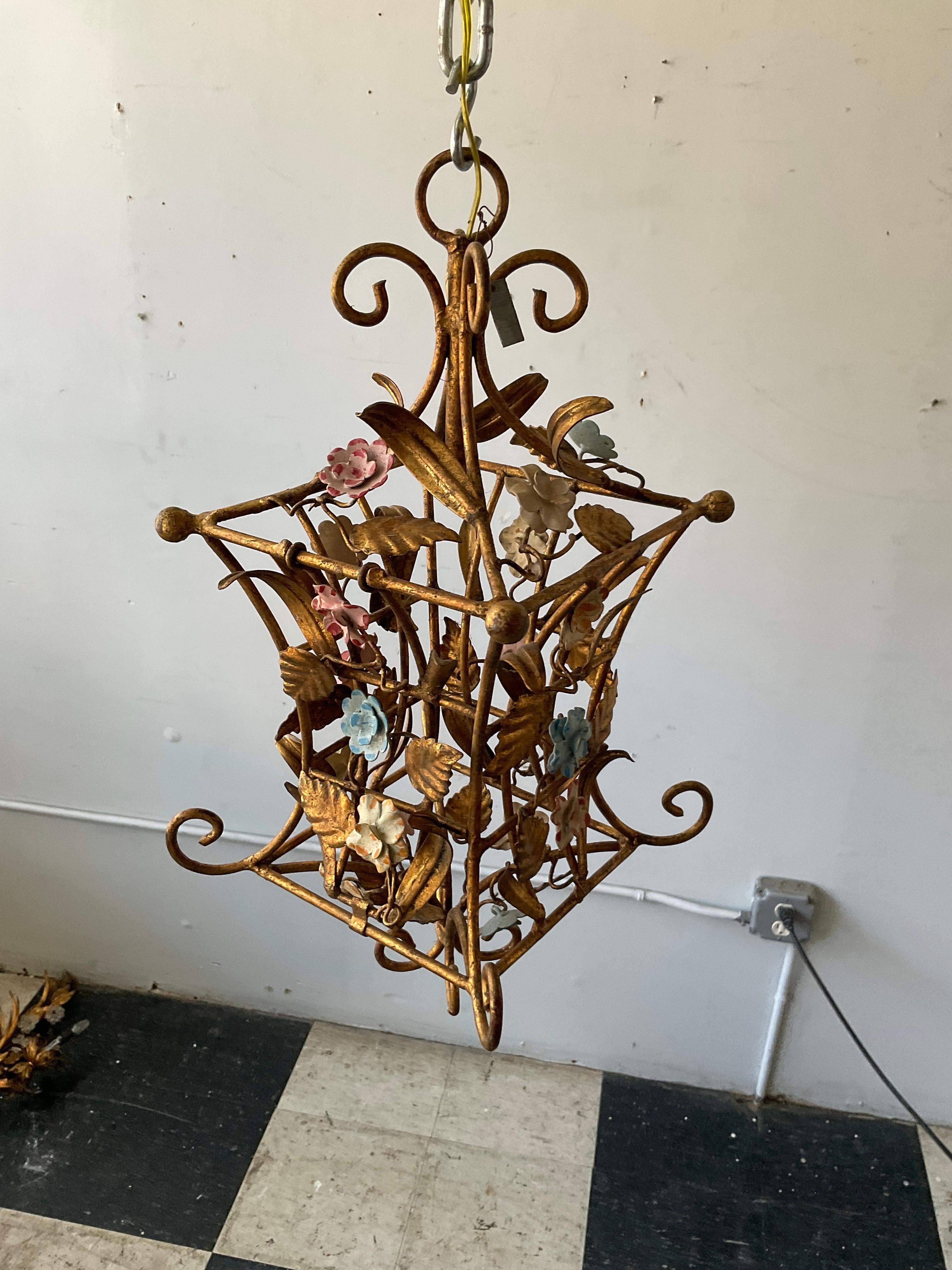 1970er Jahre Kleines italienisches Windlicht aus vergoldetem Metall und geblümtem Tüll im Angebot 1