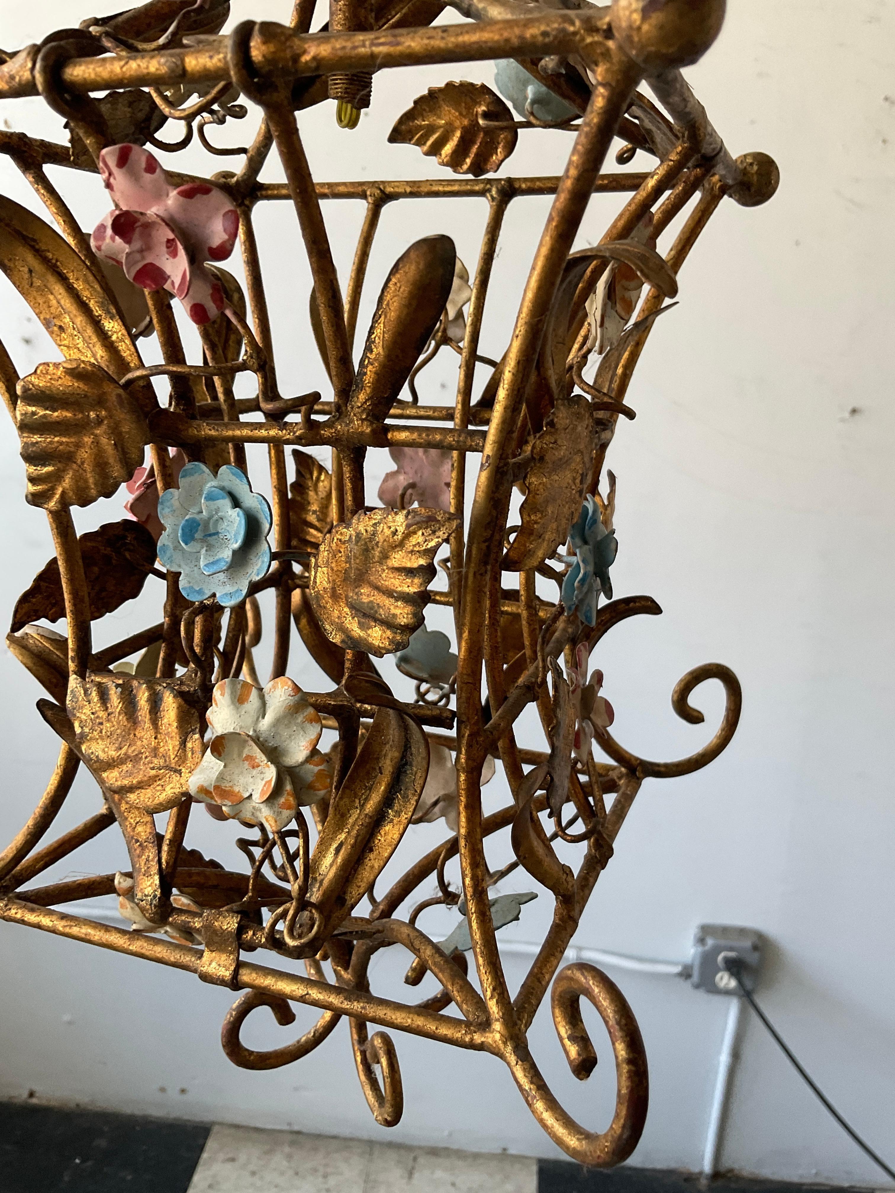 1970er Jahre Kleines italienisches Windlicht aus vergoldetem Metall und geblümtem Tüll im Angebot 2