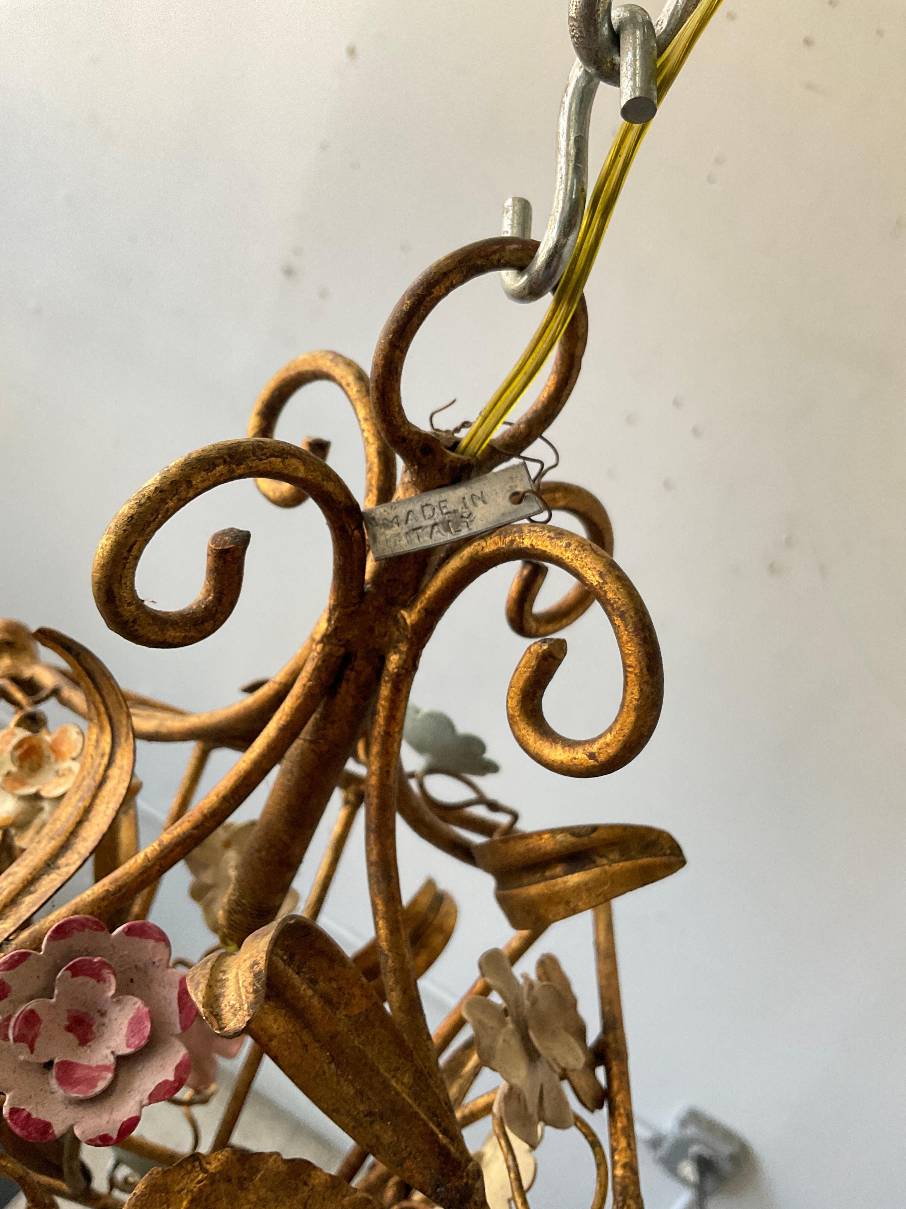 1970er Jahre Kleines italienisches Windlicht aus vergoldetem Metall und geblümtem Tüll im Angebot 3