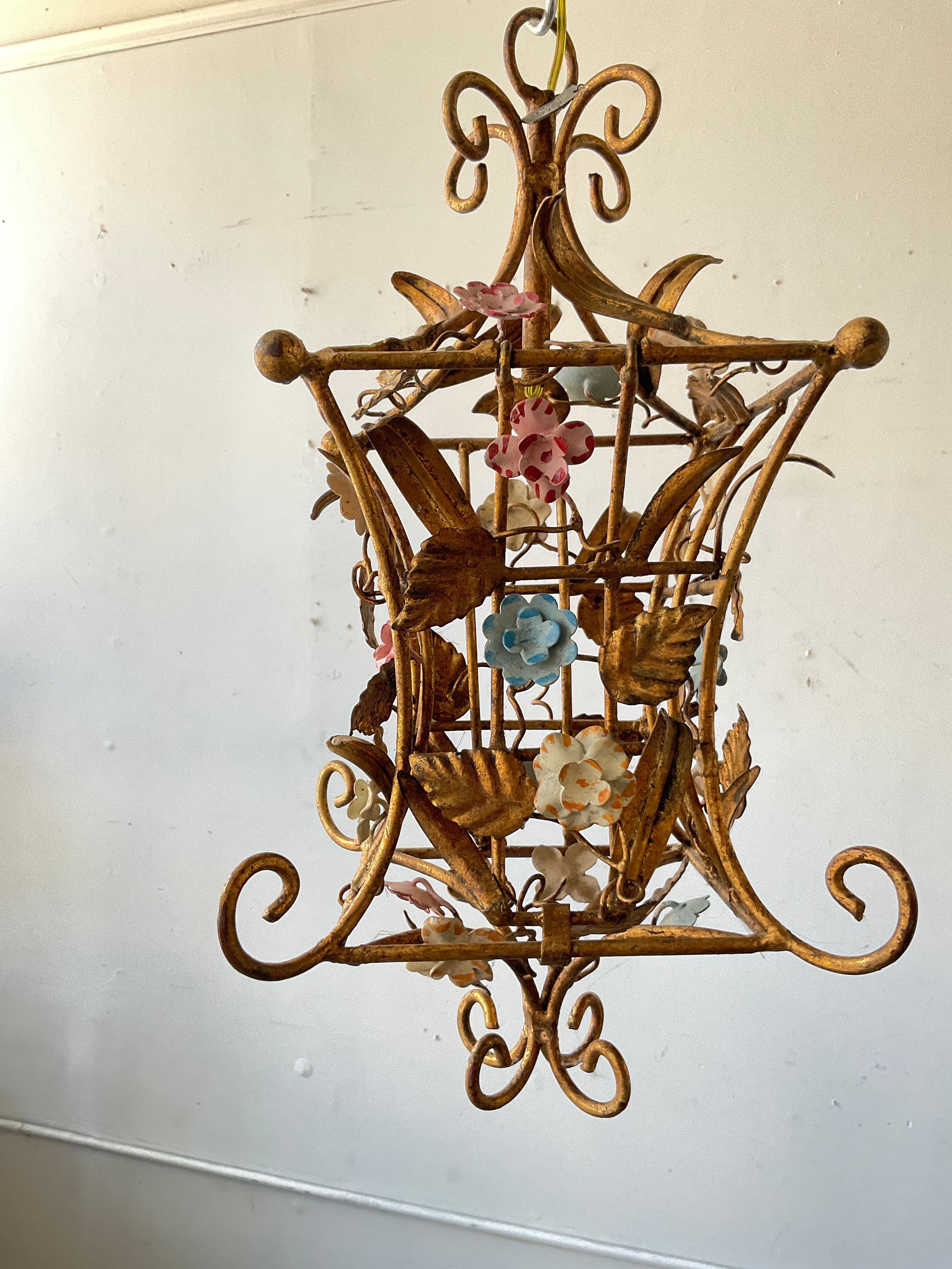 1970er Jahre Kleines italienisches Windlicht aus vergoldetem Metall und geblümtem Tüll im Angebot 4