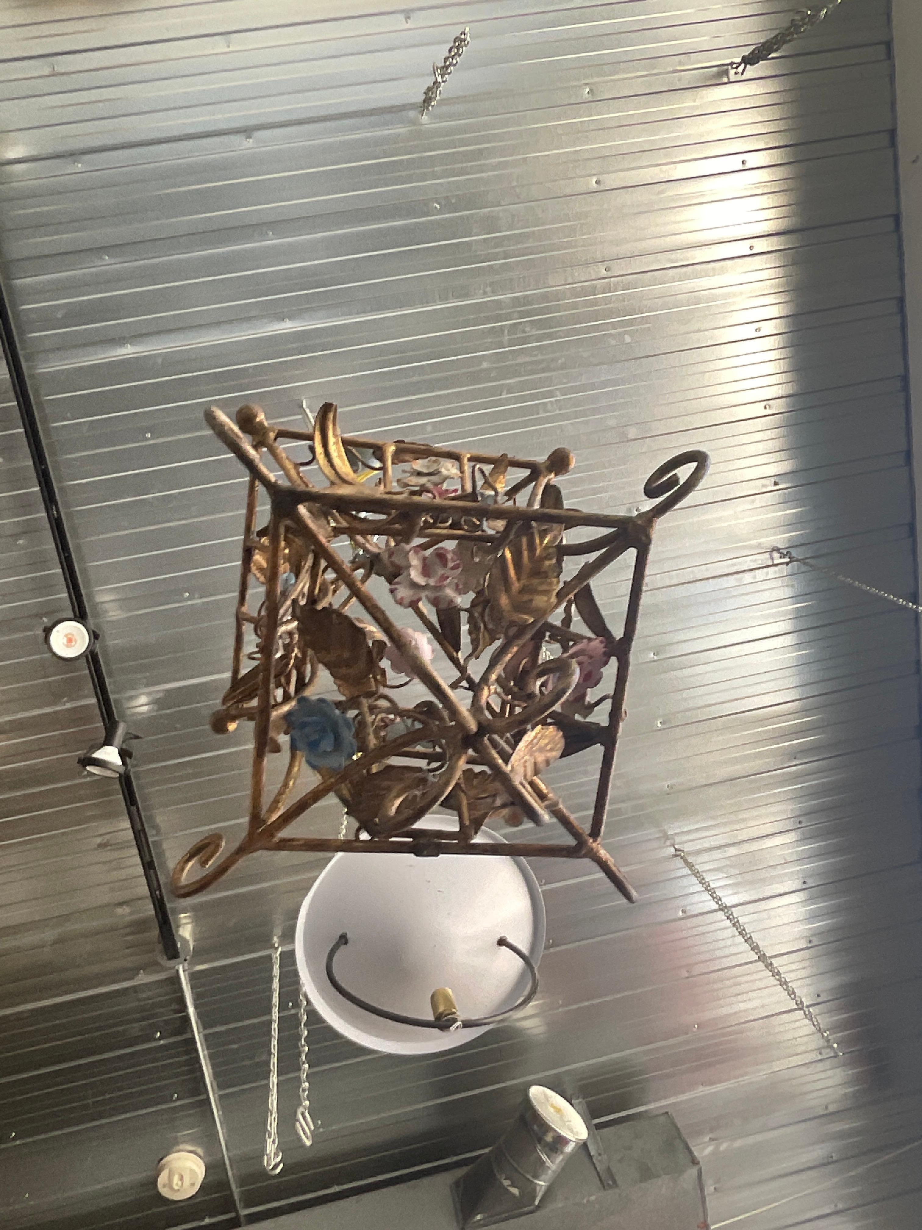 1970er Jahre Kleines italienisches Windlicht aus vergoldetem Metall und geblümtem Tüll im Angebot 5