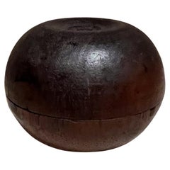 Recipiente pequeño de madera con tapa de los años 70