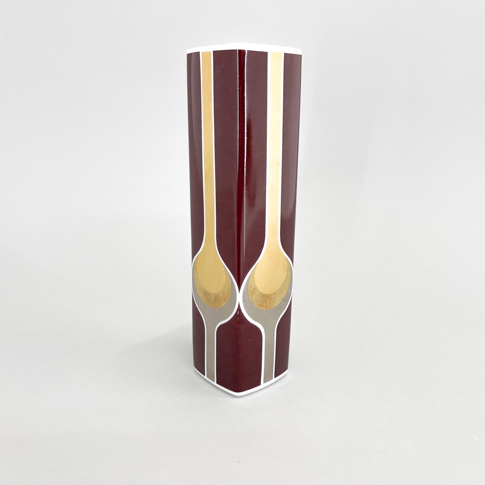 Kleine Porzellanvase, hergestellt in Deutschland in den 1970er Jahren von der Heinrich-Fabrik. Schönes Design aus den siebziger Jahren.