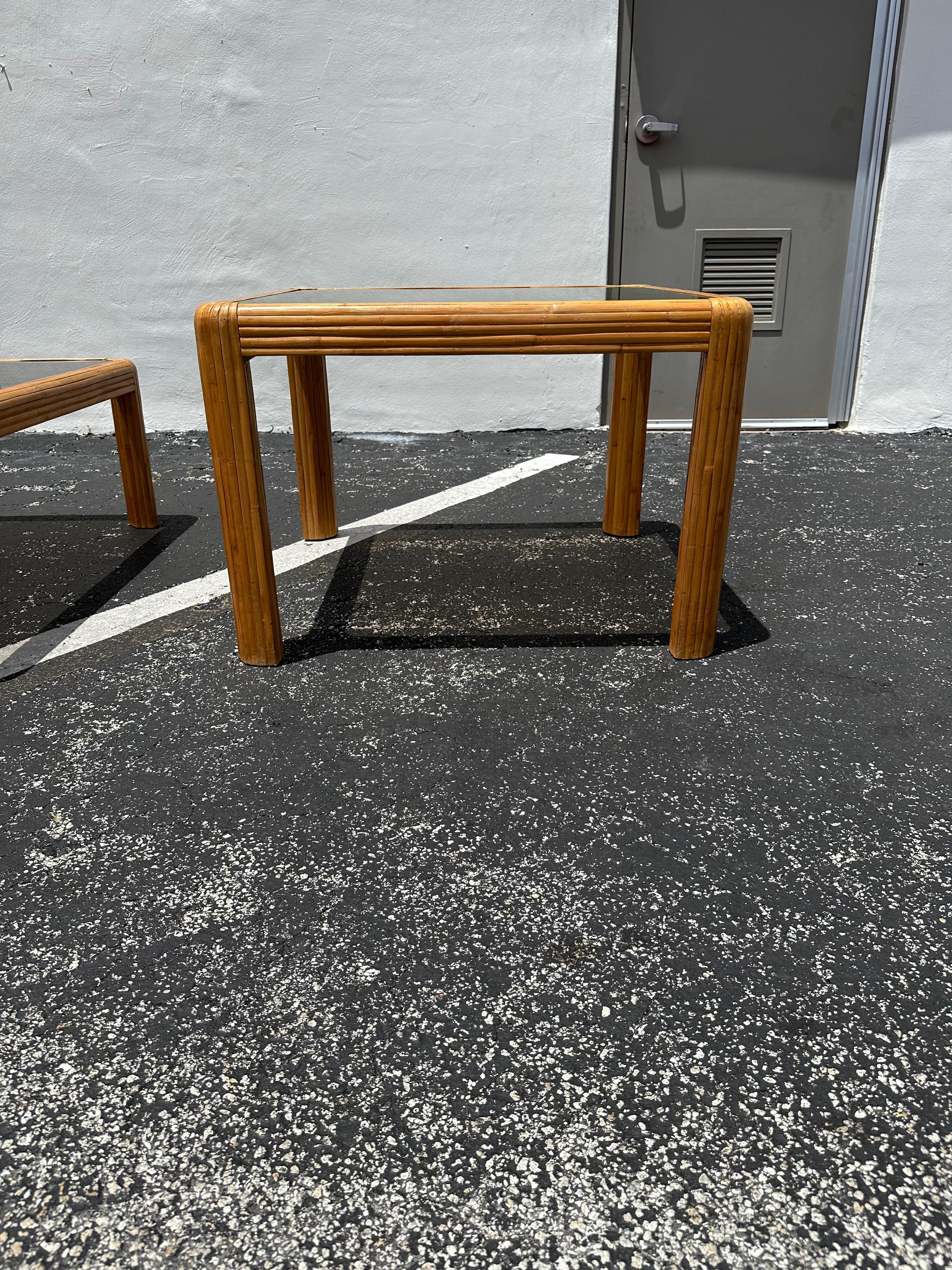 Mid-Century Modern 1970 Petite table en rotin avec bord en cascade en verre fumé en vente