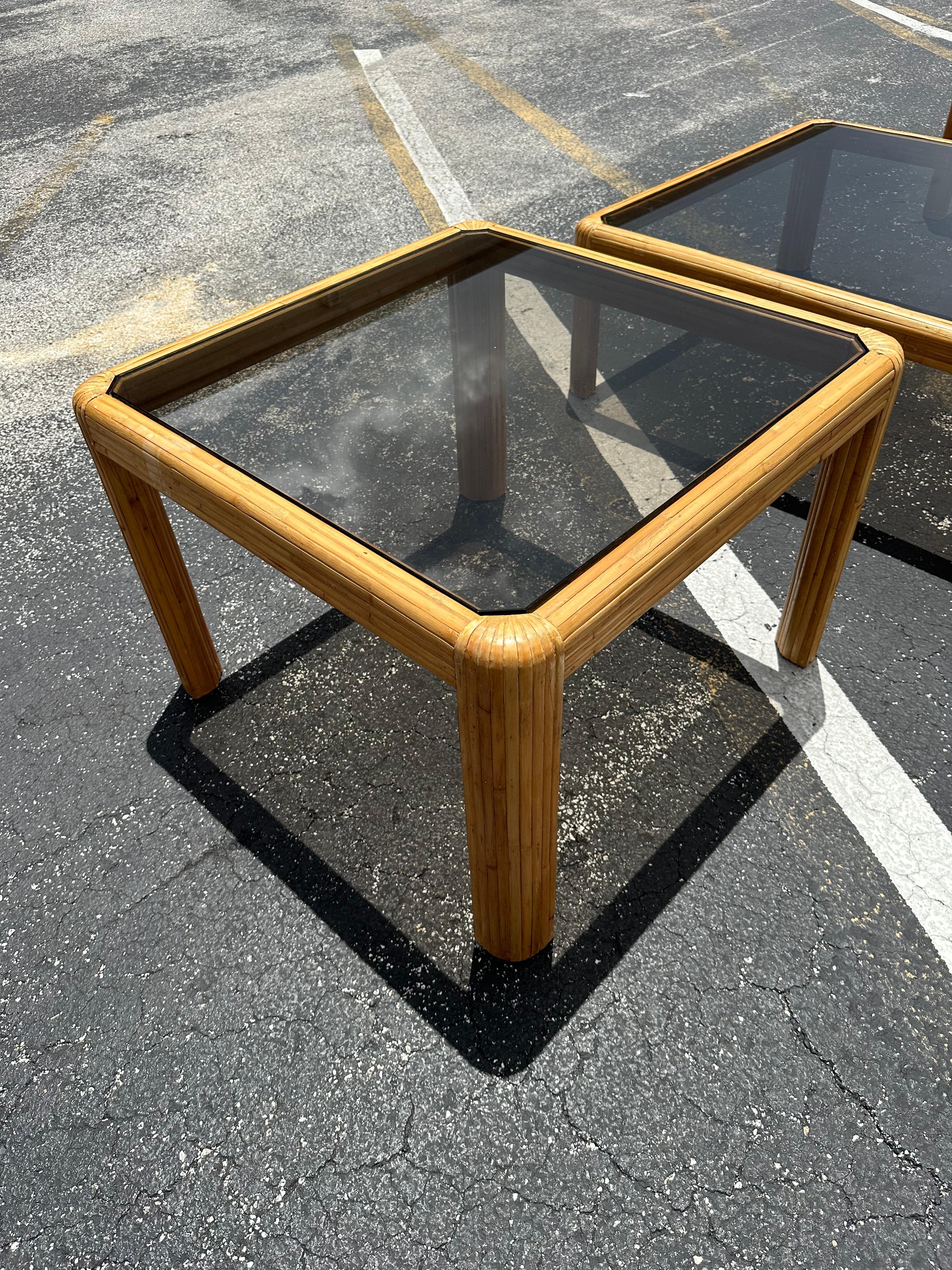 1970 Petite table en rotin avec bord en cascade en verre fumé Bon état - En vente à Fort Lauderdale, FL