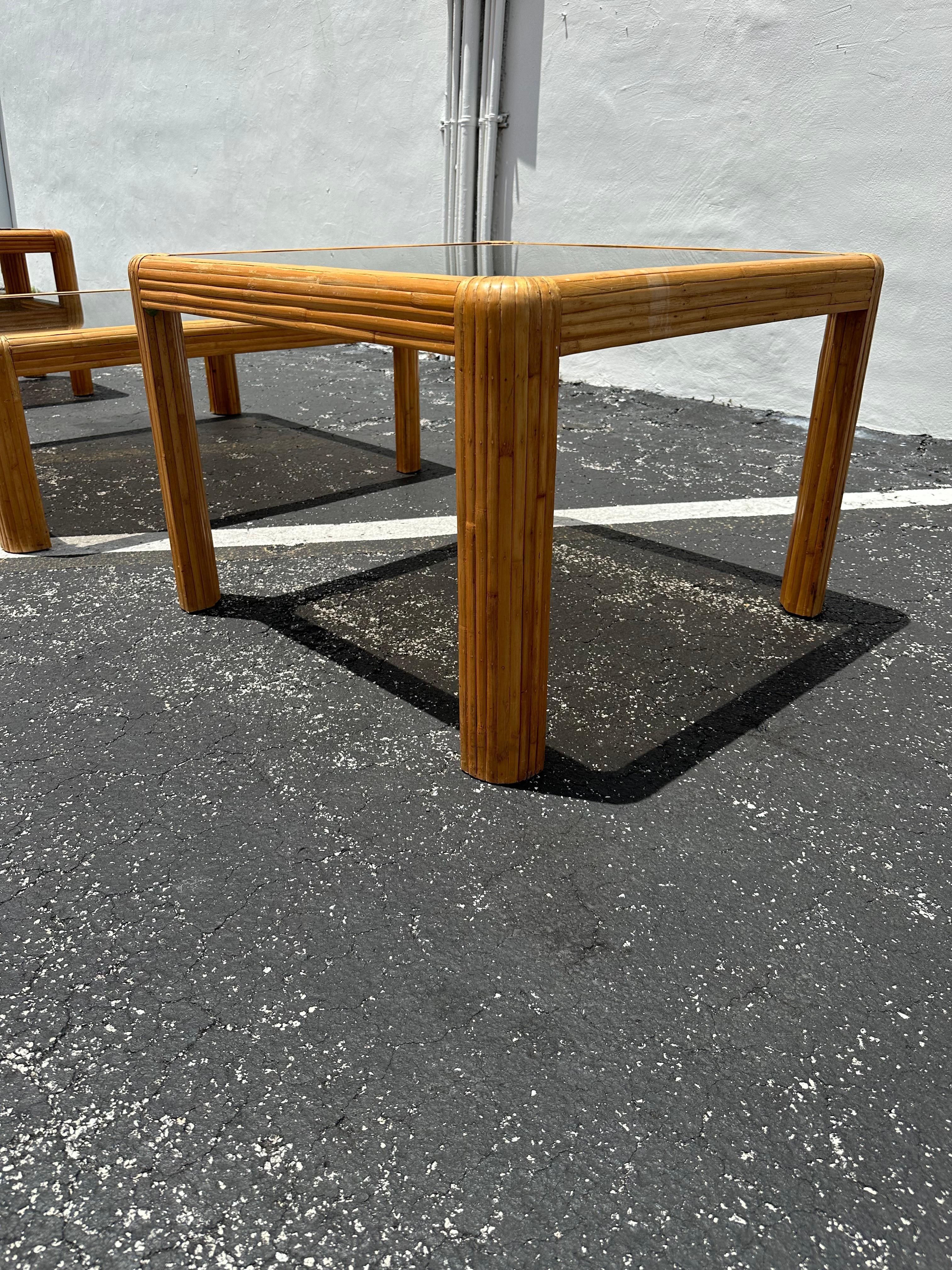 Fin du 20e siècle 1970 Petite table en rotin avec bord en cascade en verre fumé en vente