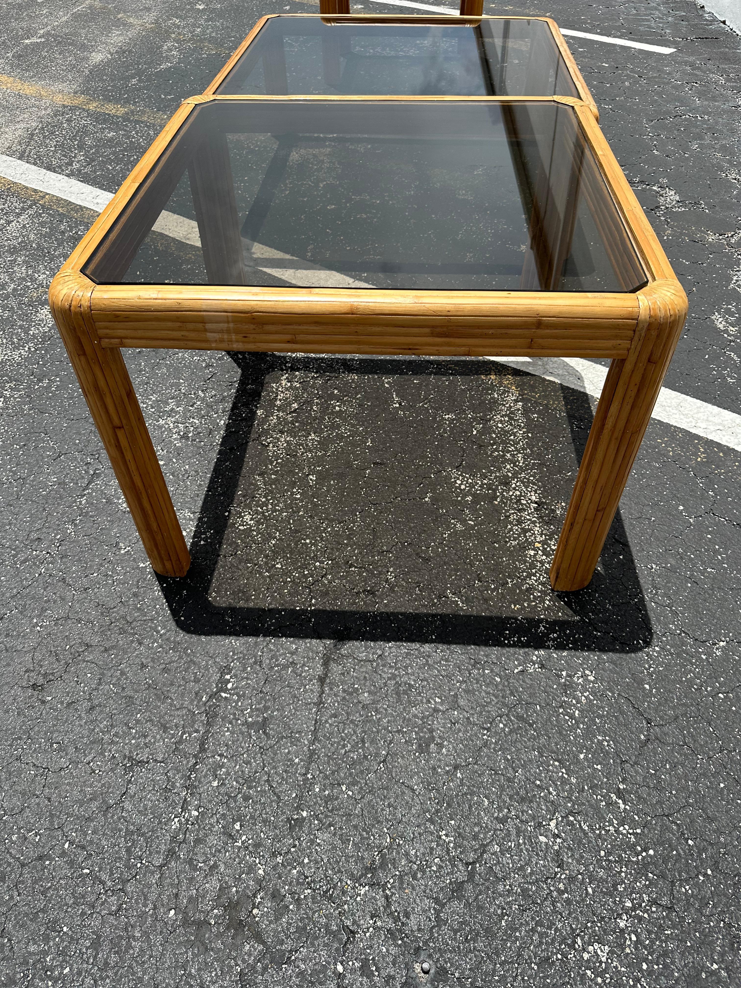 Rotin 1970 Petite table en rotin avec bord en cascade en verre fumé en vente