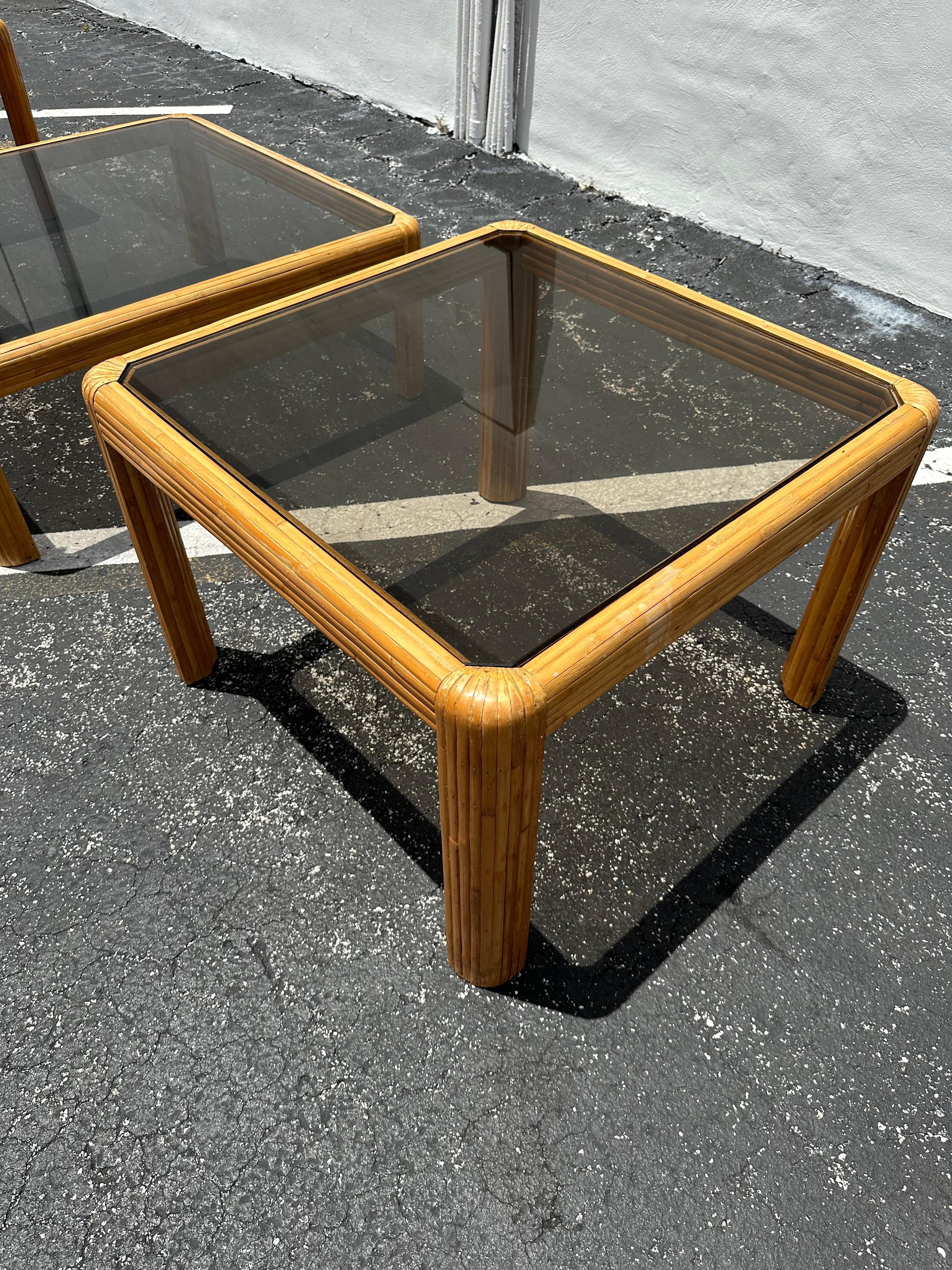 1970 Petite table en rotin avec bord en cascade en verre fumé en vente 1