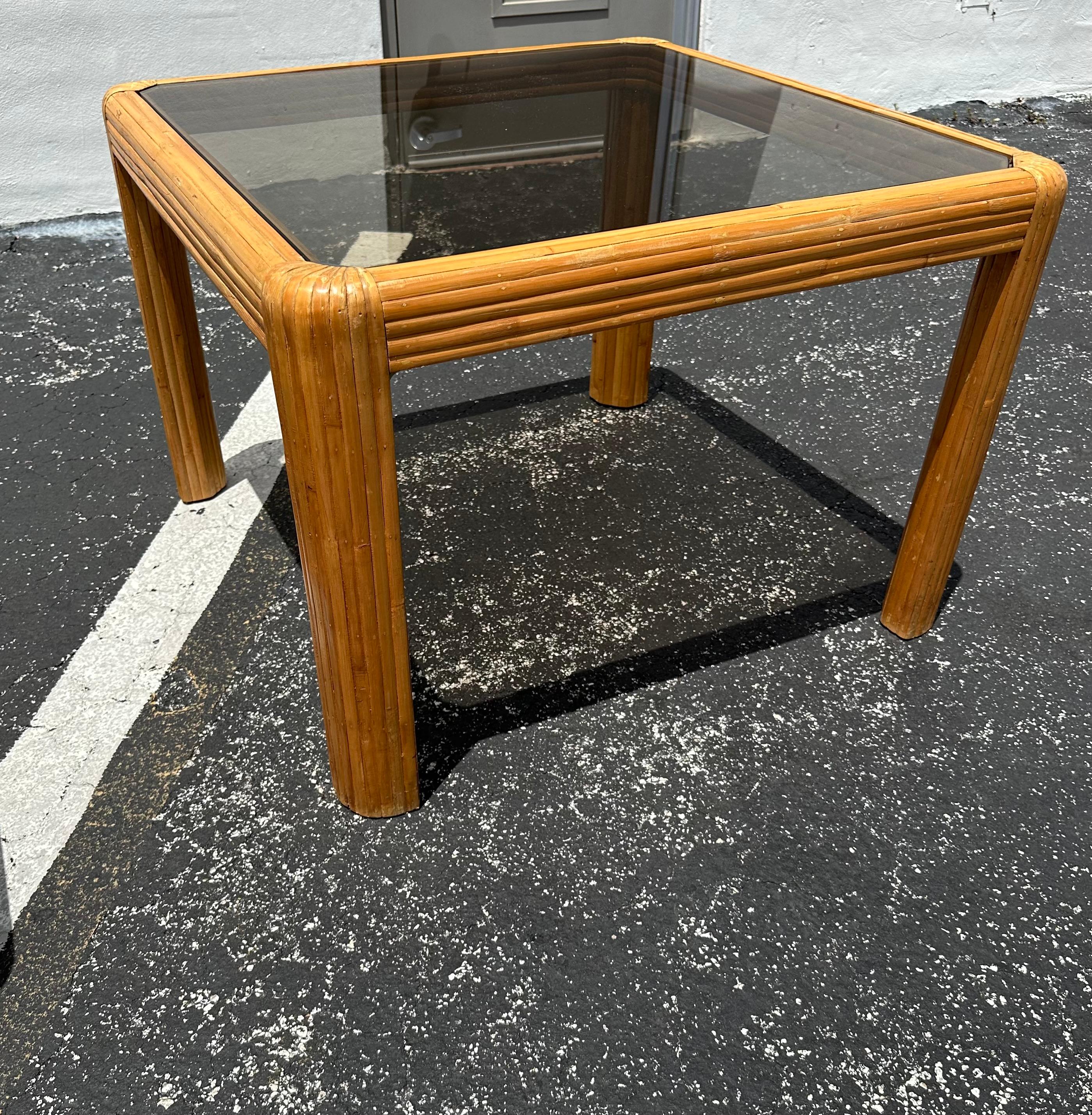 1970 Petite table en rotin avec bord en cascade en verre fumé en vente 2
