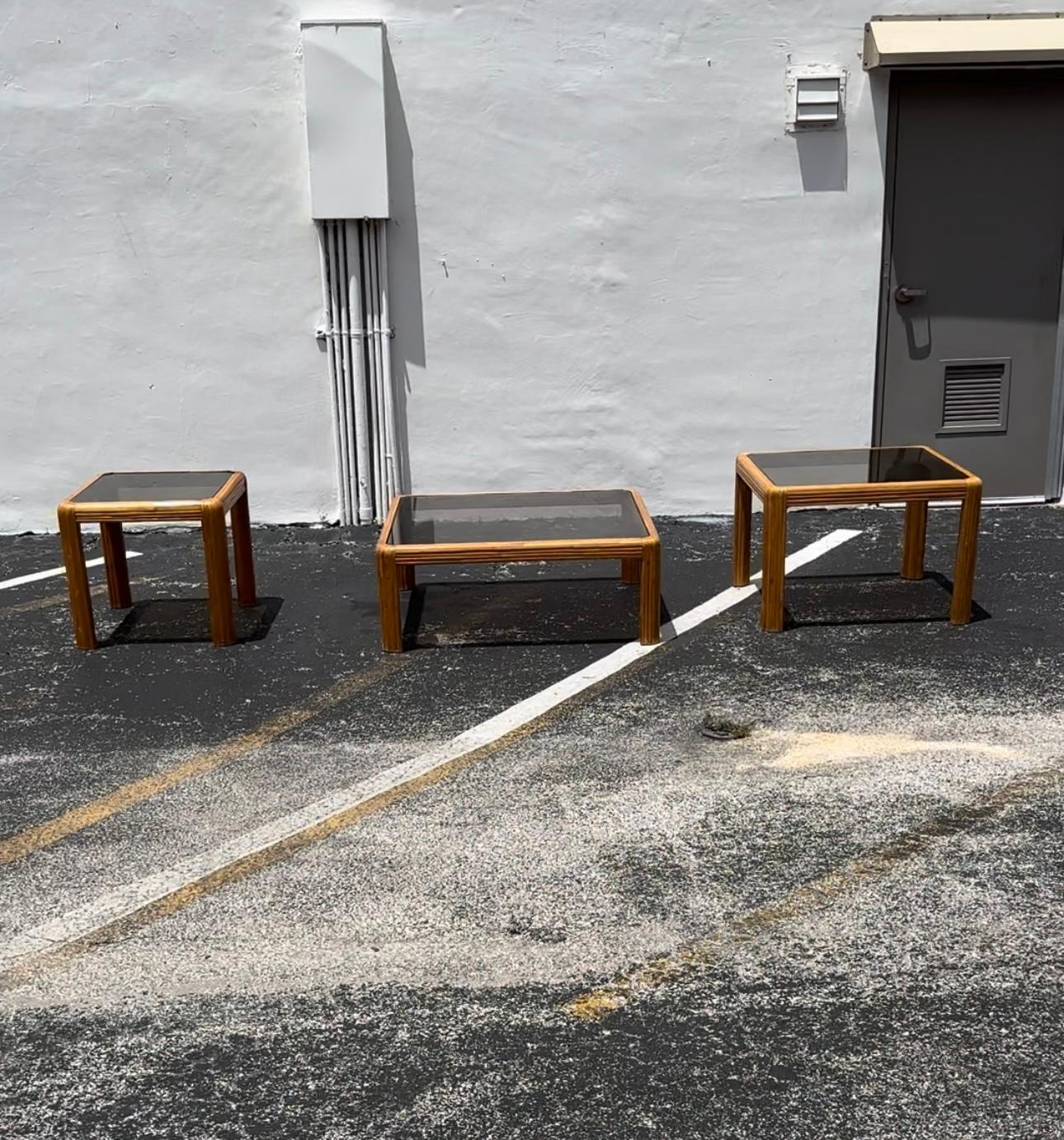 1970 Petite table en rotin avec bord en cascade en verre fumé en vente 3