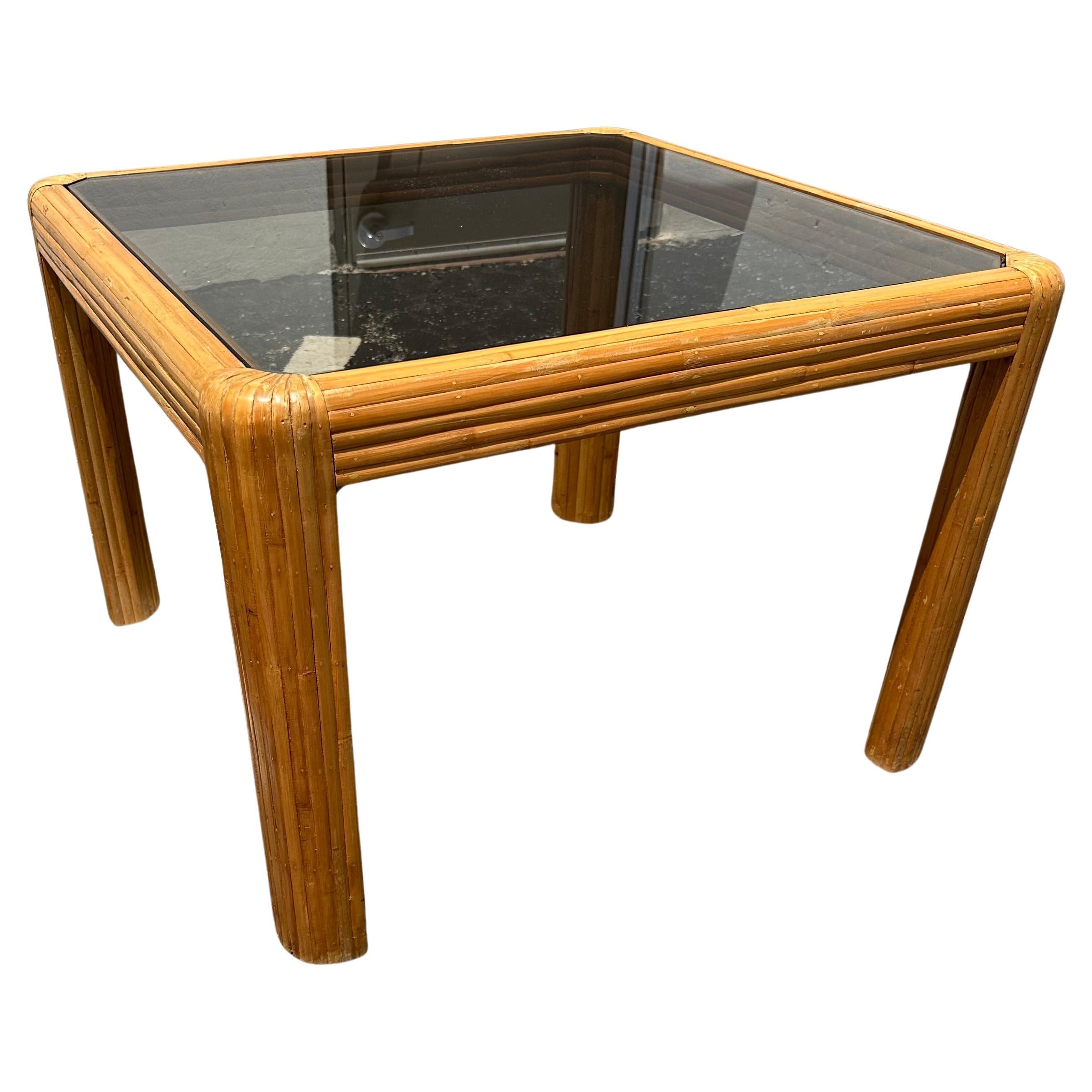 1970 Petite table en rotin avec bord en cascade en verre fumé en vente
