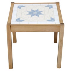 Mesa pequeña de haya azulejada, Dinamarca, años 70