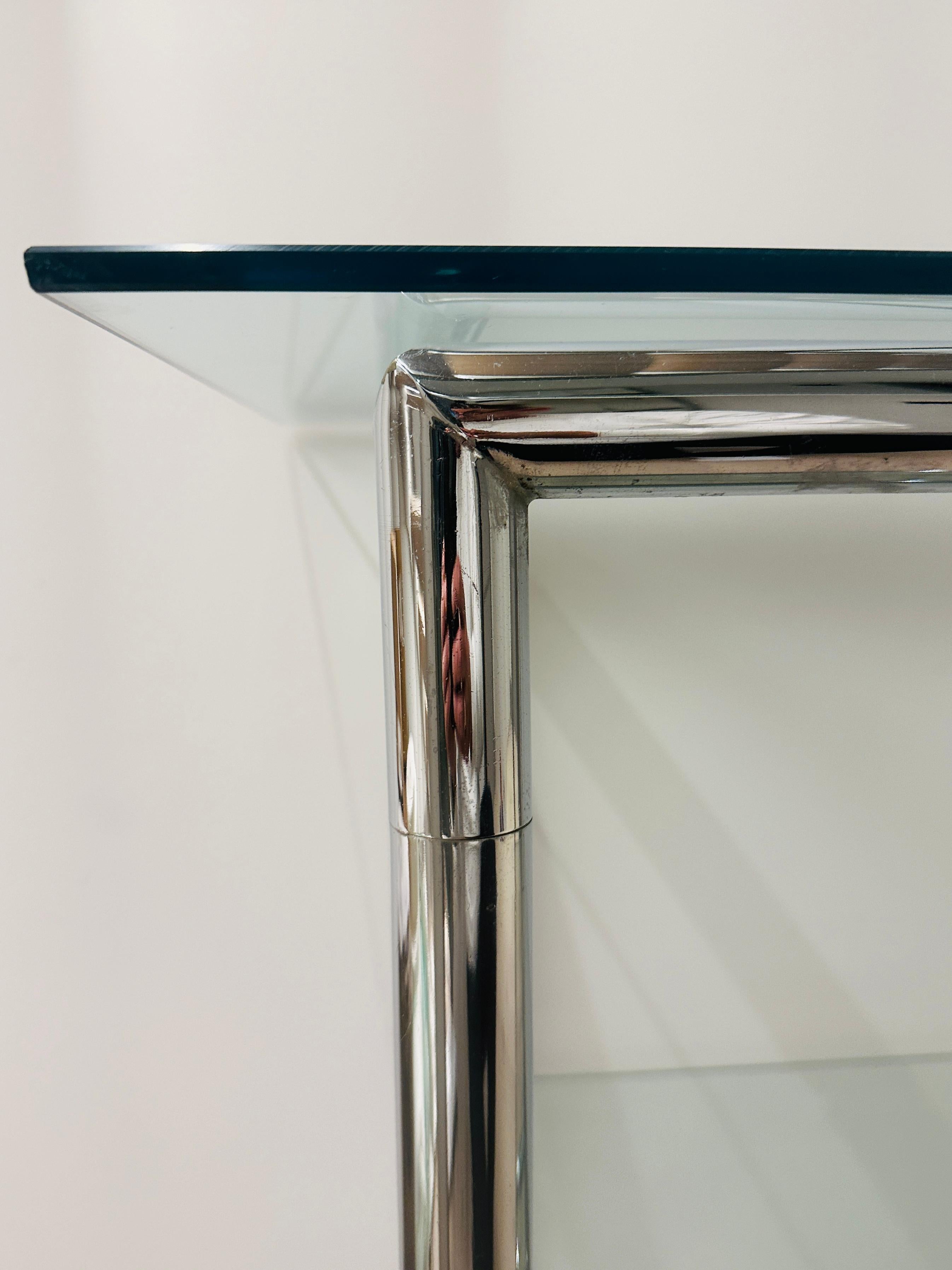 1970 Pequeña estantería vintage tubular de metal cromado pulido y cristal en venta 9