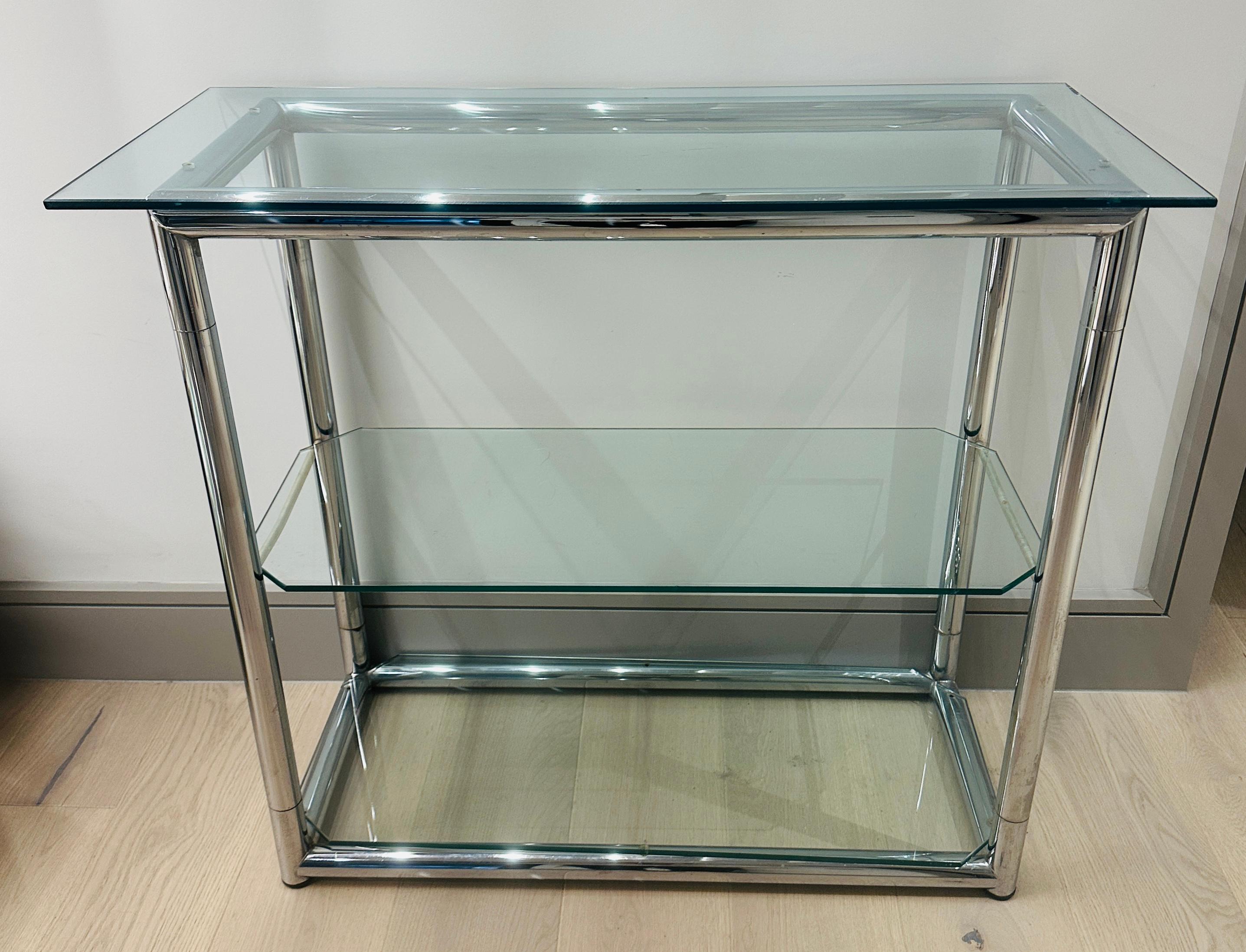 1970 Pequeña estantería vintage tubular de metal cromado pulido y cristal Moderno de mediados de siglo en venta